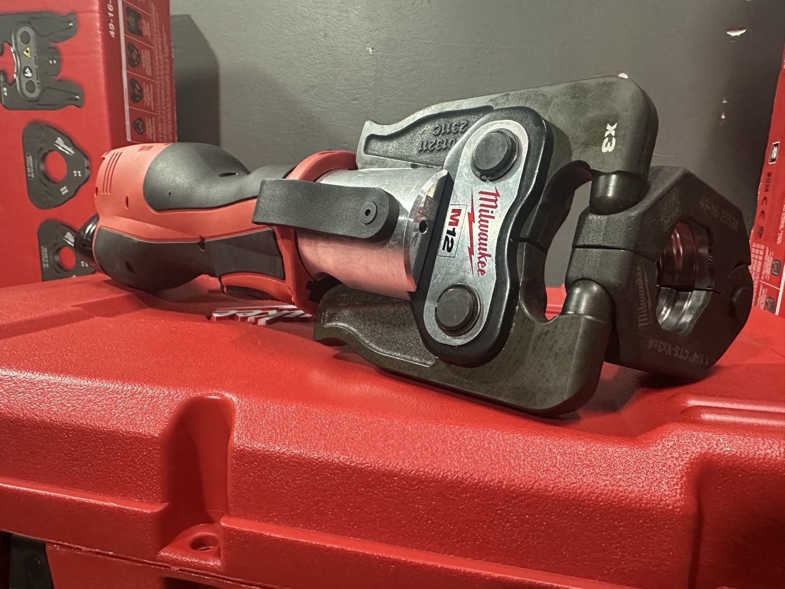 Milwaukee 2473-22 M12 Force Logic Press Tool With Pivoting CTS Jaw Bundle