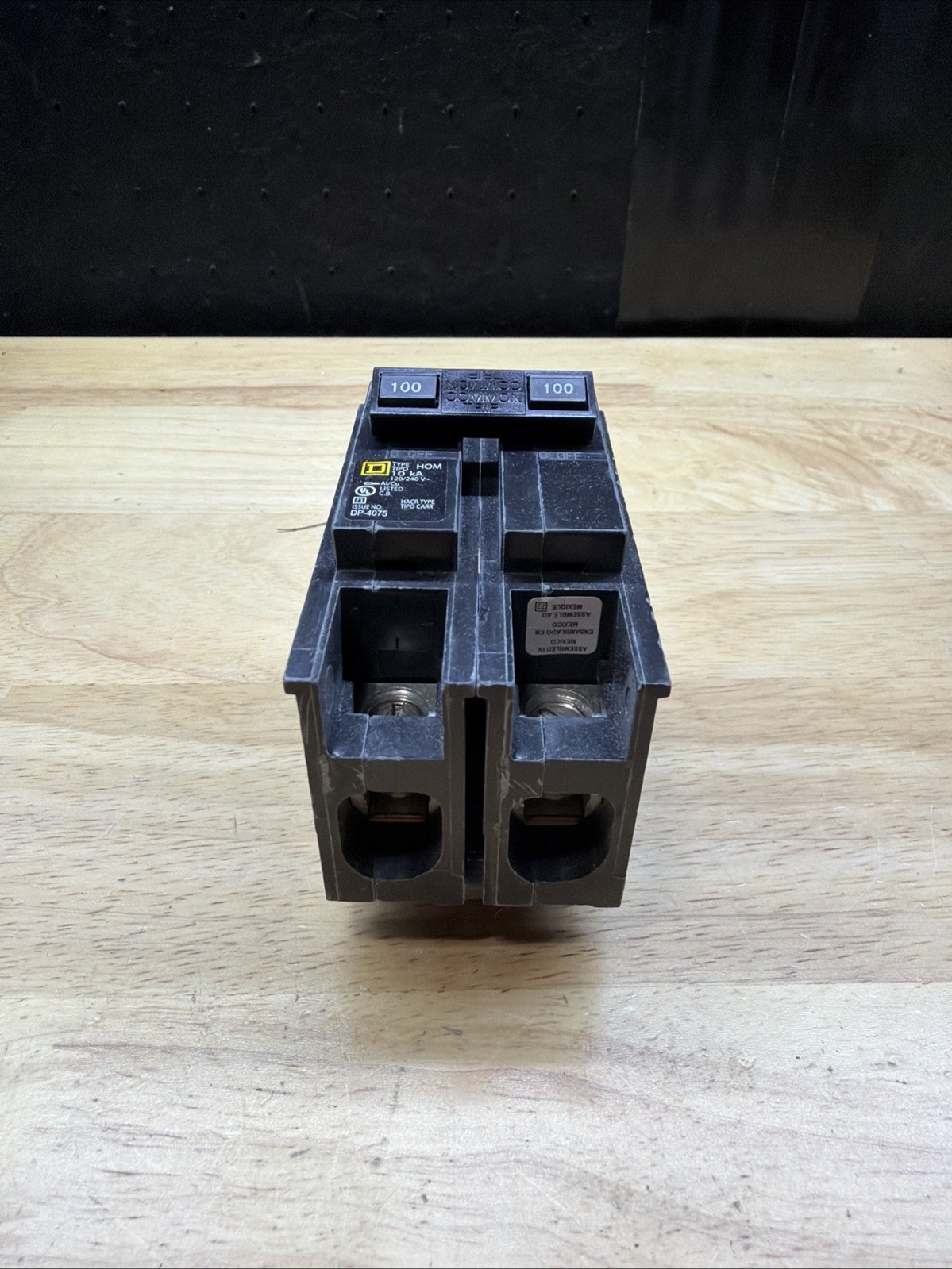 Square D HOM2100 2 Pole 100 Amp 240V Plug-in Circuit Breaker New In Box