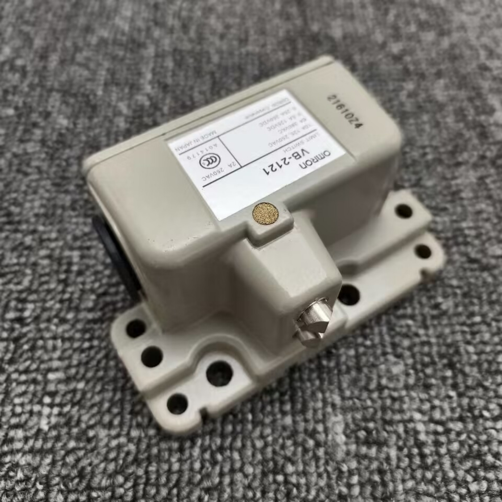 1PC New Omron VB-2121 Limit Switch Free Shipping VB2121