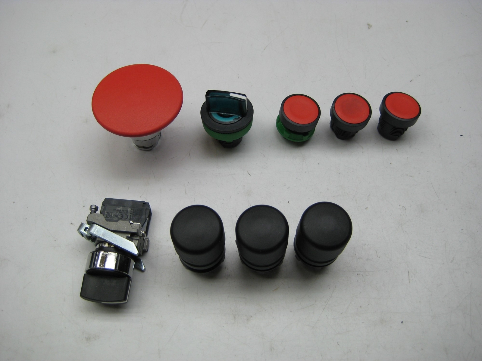 MIXED LOT OF PUSHBUTTONS / SELECTOR SWITCH LOT OF 9 NSNP