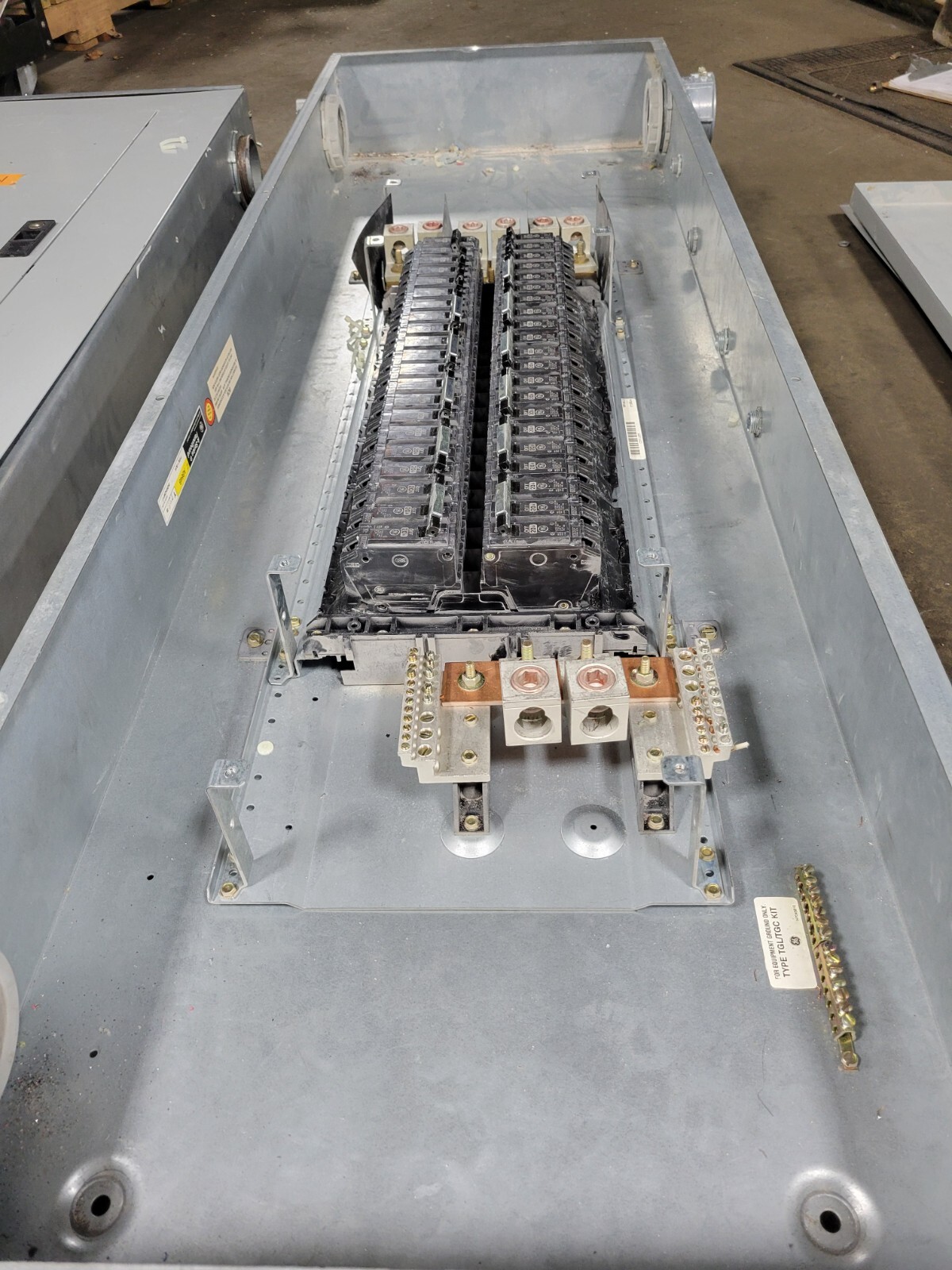 General Electric A-Series Lighting Panelboard 400A 120/208V 3P 3PH 4W 42 Circuit