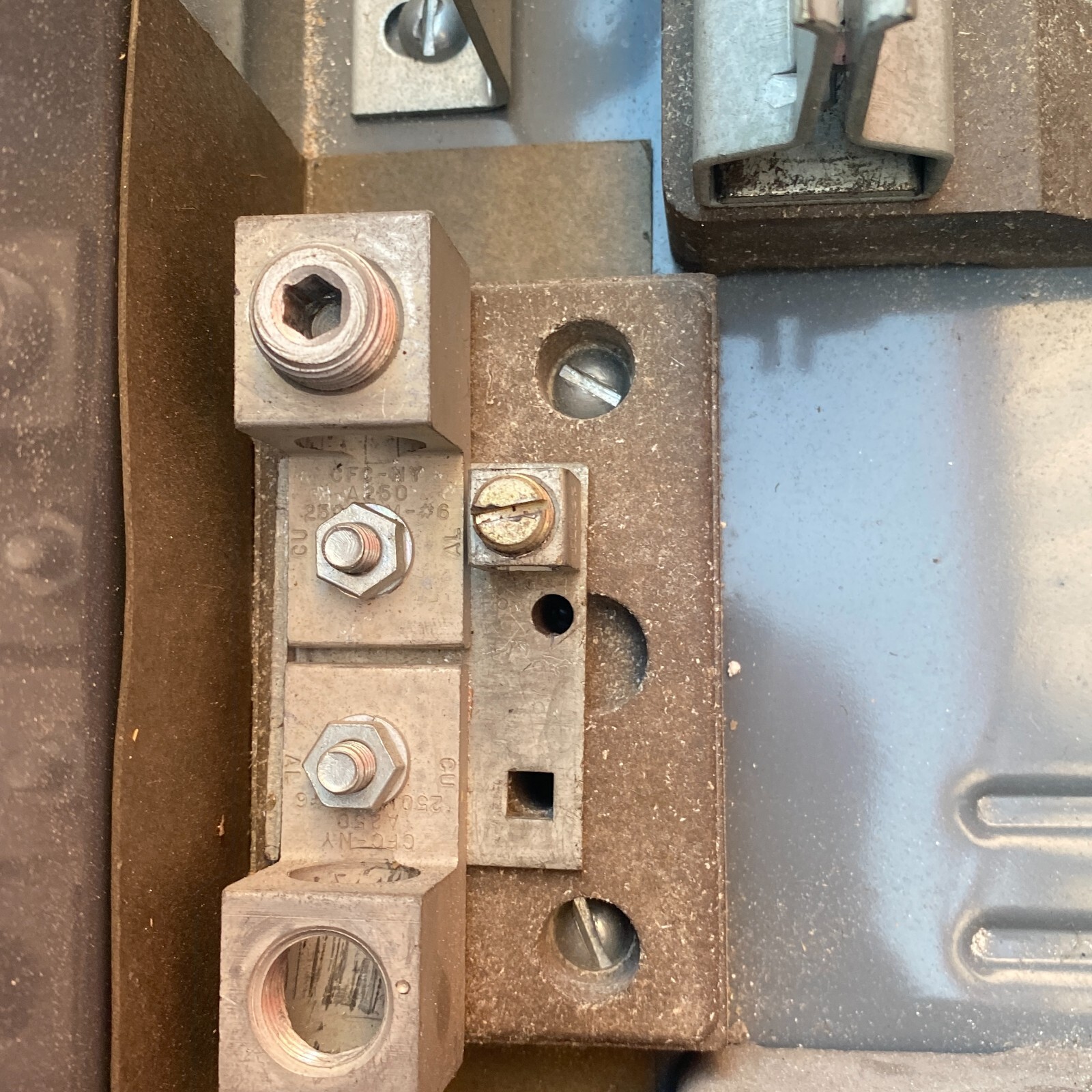 GENERAL 2003 UTI SAFETY SWITCH TYPE D 200AMPS 230VAC 3-POLE ENCLOESD SWITCH 🎯