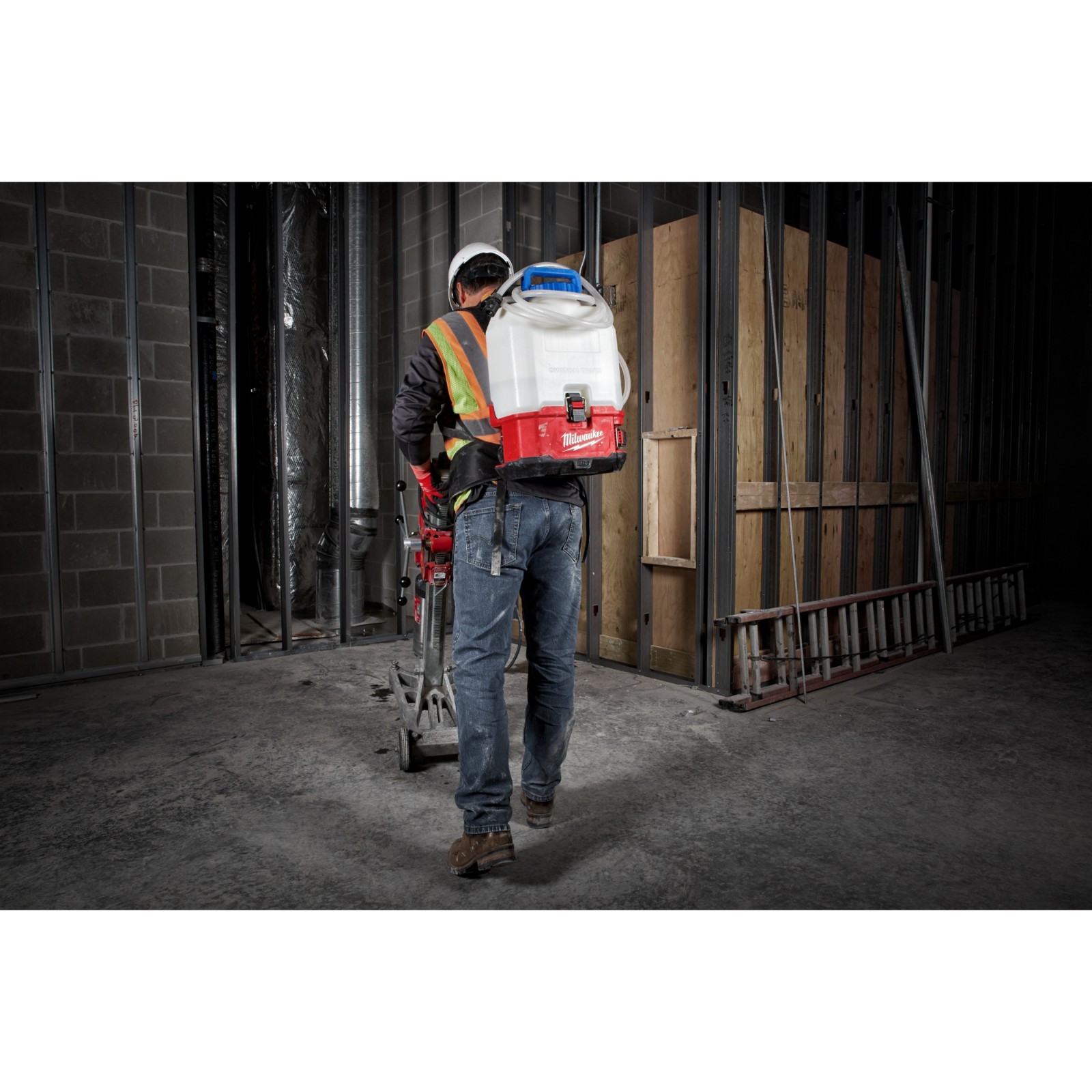 Milwaukee 2820-21WS M18 4-Gallon Backpack Water Supply Kit Battery& Charger