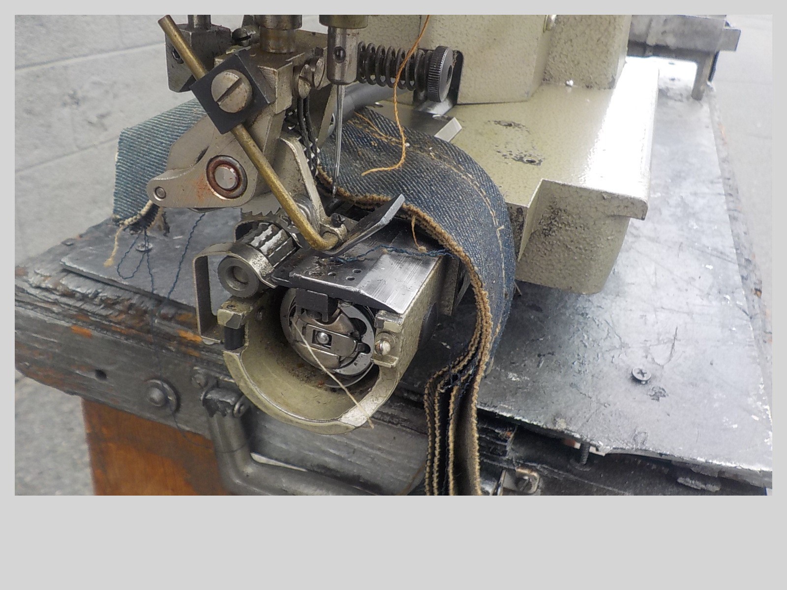 Industrial Sewing Machine Singer 591,one needle with puller ,hemming
