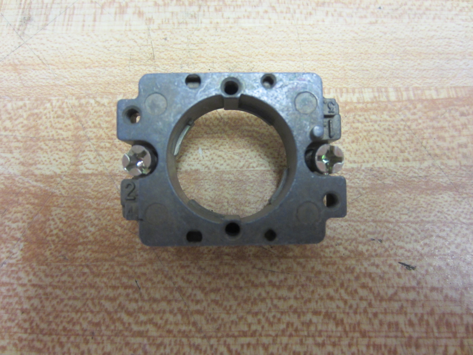 Telemecanique ZB2-BZ009 Mounting Adapter ZB2BZ009