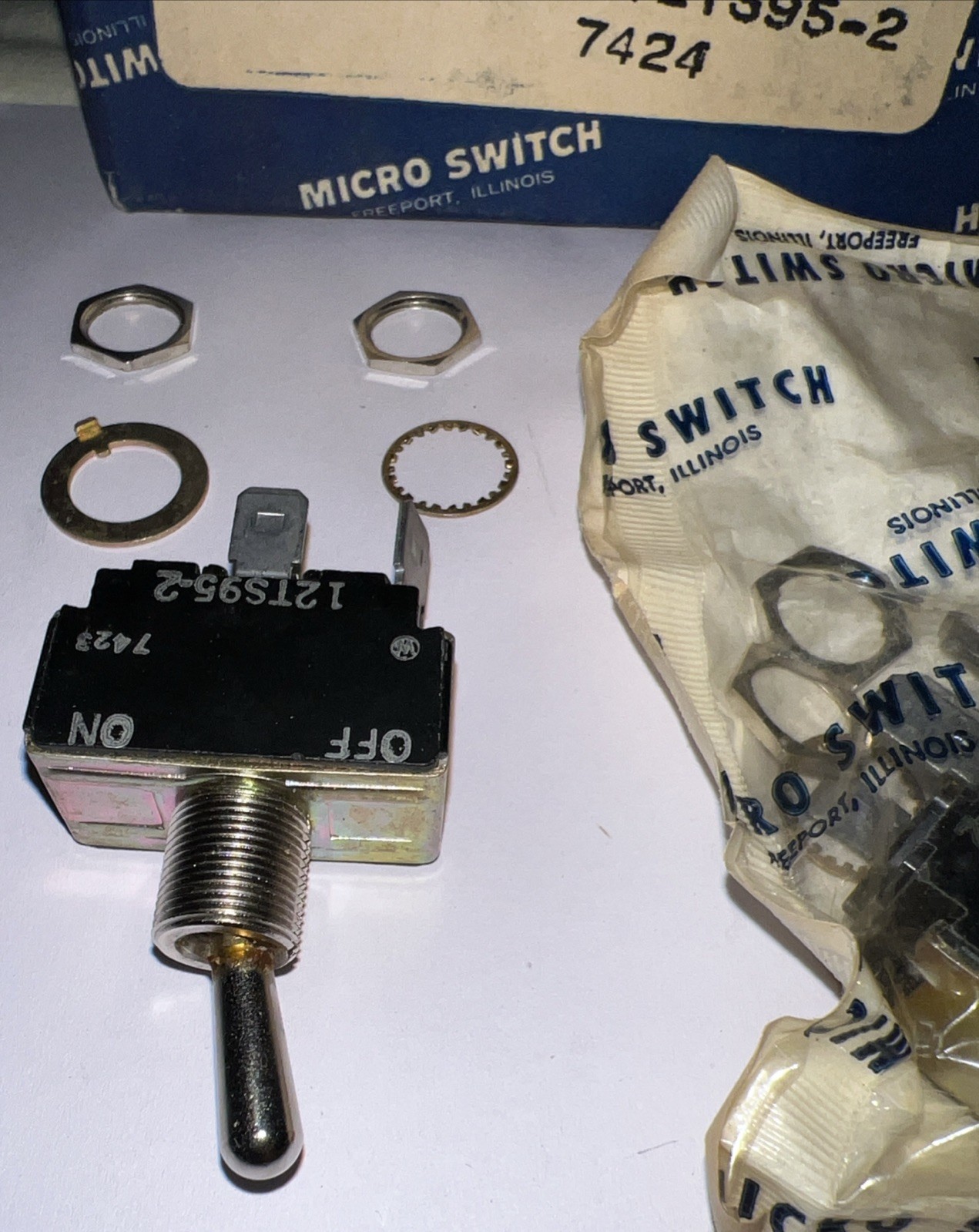 HONEYWELL 12TS95-2 Toggle OFF ON DPST 15 A 125 VAC/250 VAC NEW in SEALED PACKAGE