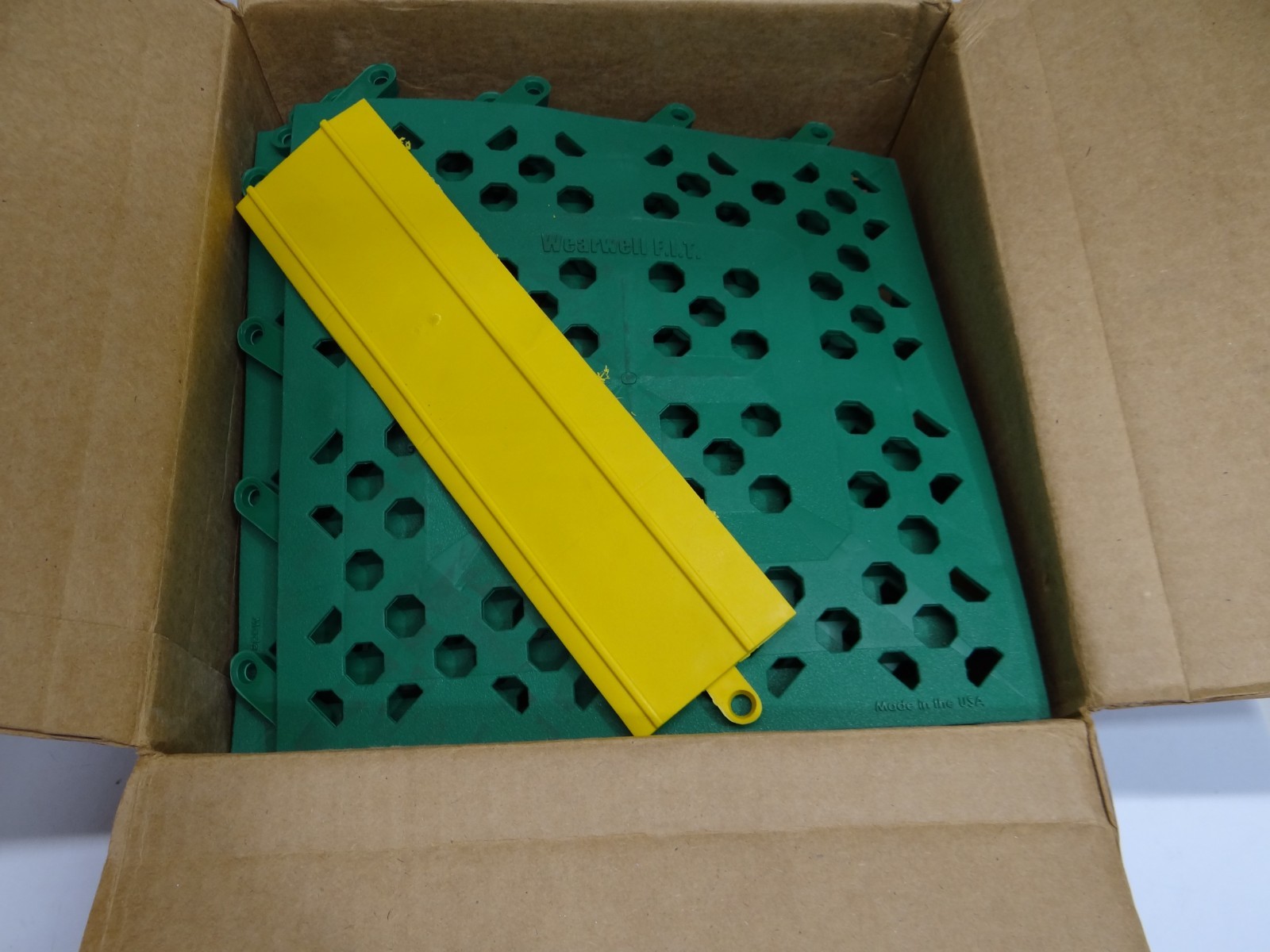 Wearwell 546 Interlocking Drainage Mat Kit, Pvc, 30 In Long X 27 In Wide, 5/8