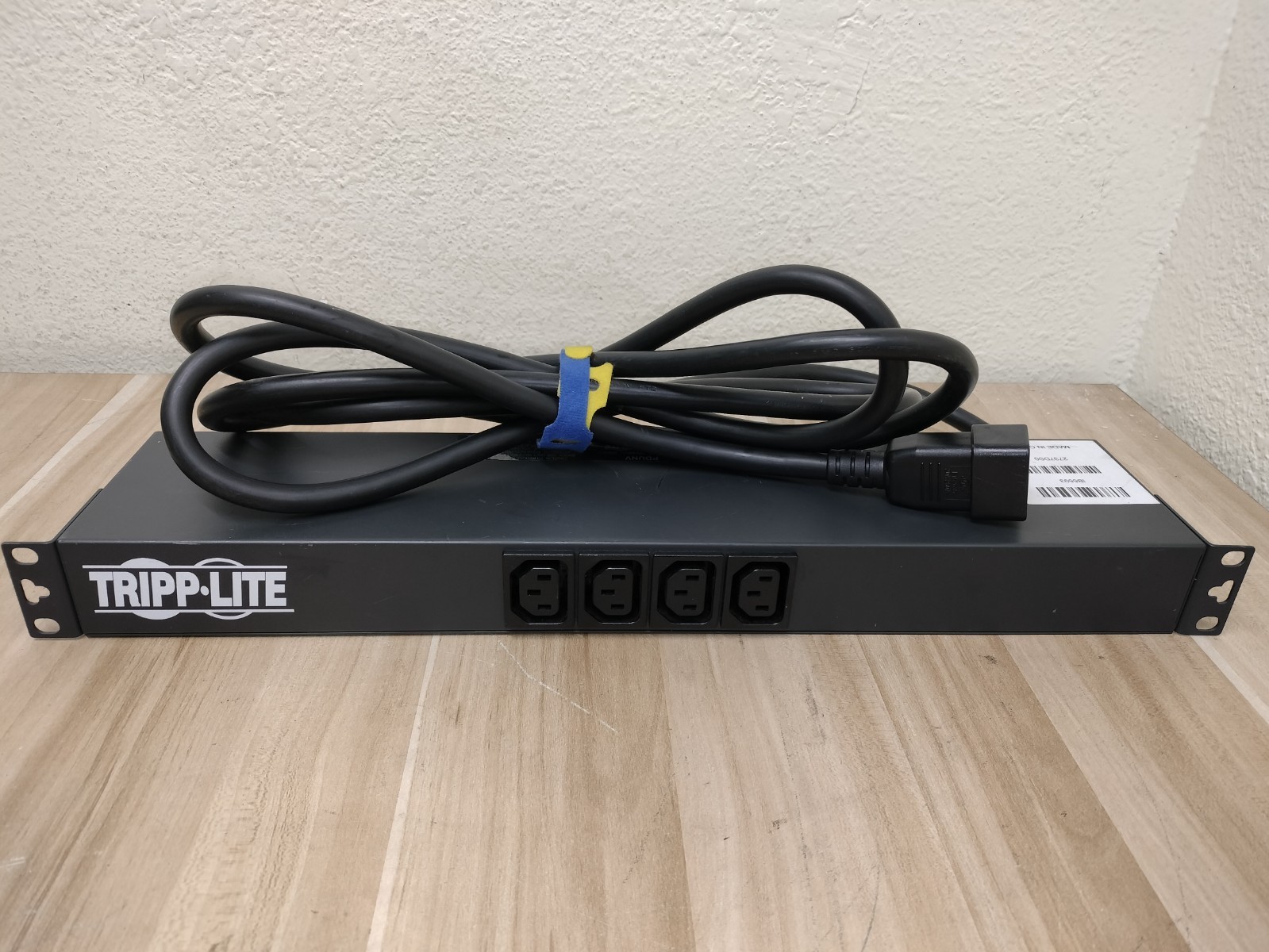 Tripp-Lite PDUNV PDU 16A 120-240V Series AGIB24016RMPDU