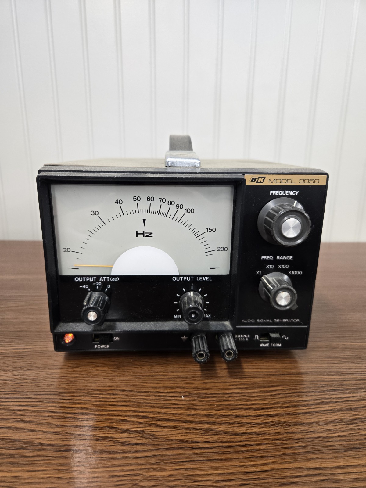 B&K model 3050 audio signal generator Powers On