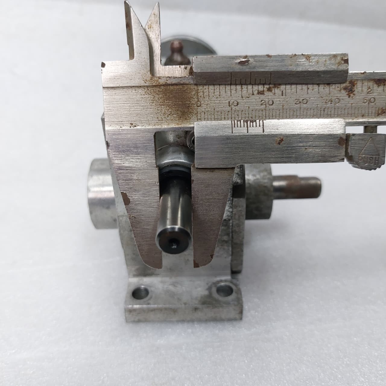 GEAR BOX (SPEED REDUCER) GEAR RATIO 17/1 .. IN SHAFT SIZE 10. MM OUTPUT 12.MM