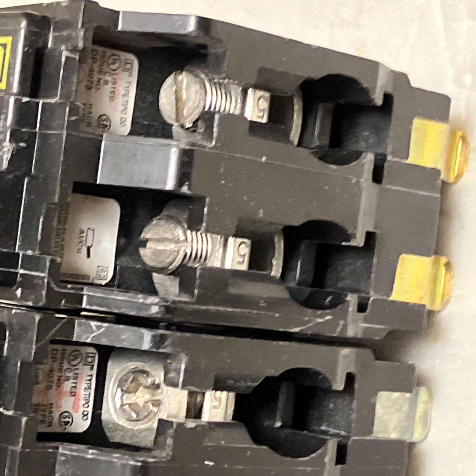Square D QO240 40 Amp 2 Pole Yellow «D» QO Plug-in Circuit Breaker 120/240 USED
