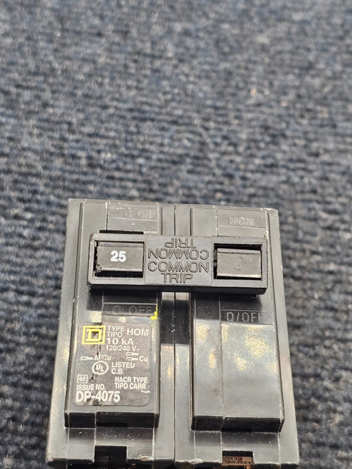( QTY 2 ) Square D HOM225: Circuit Breaker Plug-In 25 Amp 2 Pole 240 Vol