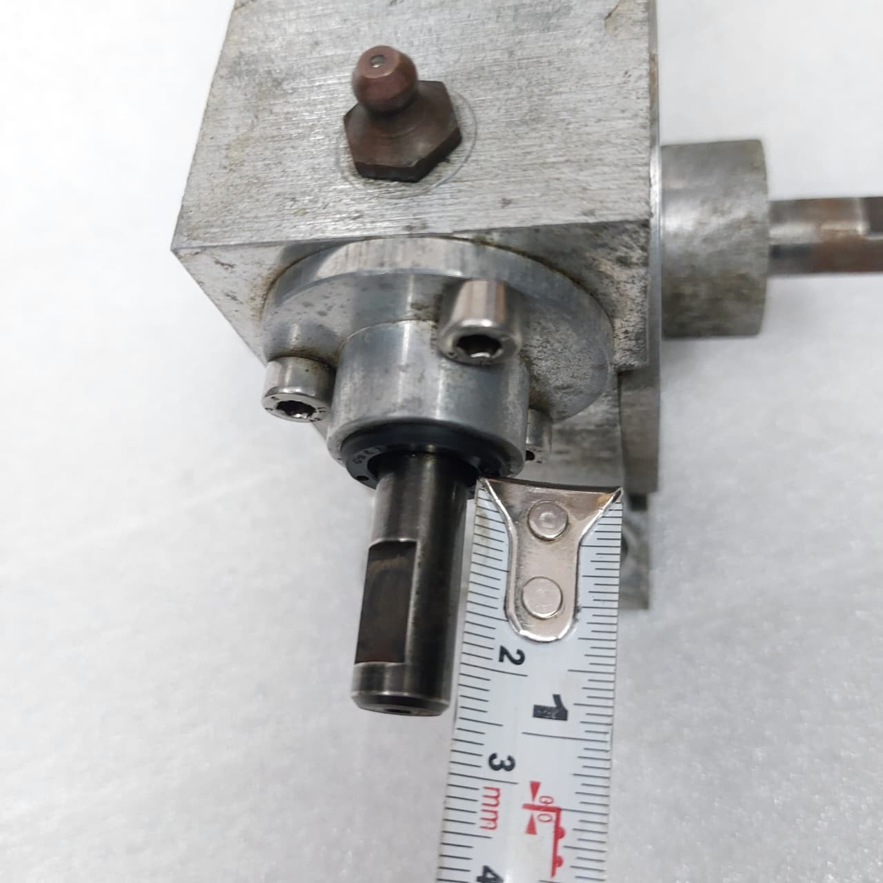 GEAR BOX (SPEED REDUCER) GEAR RATIO 17/1 .. IN SHAFT SIZE 10. MM OUTPUT 12.MM