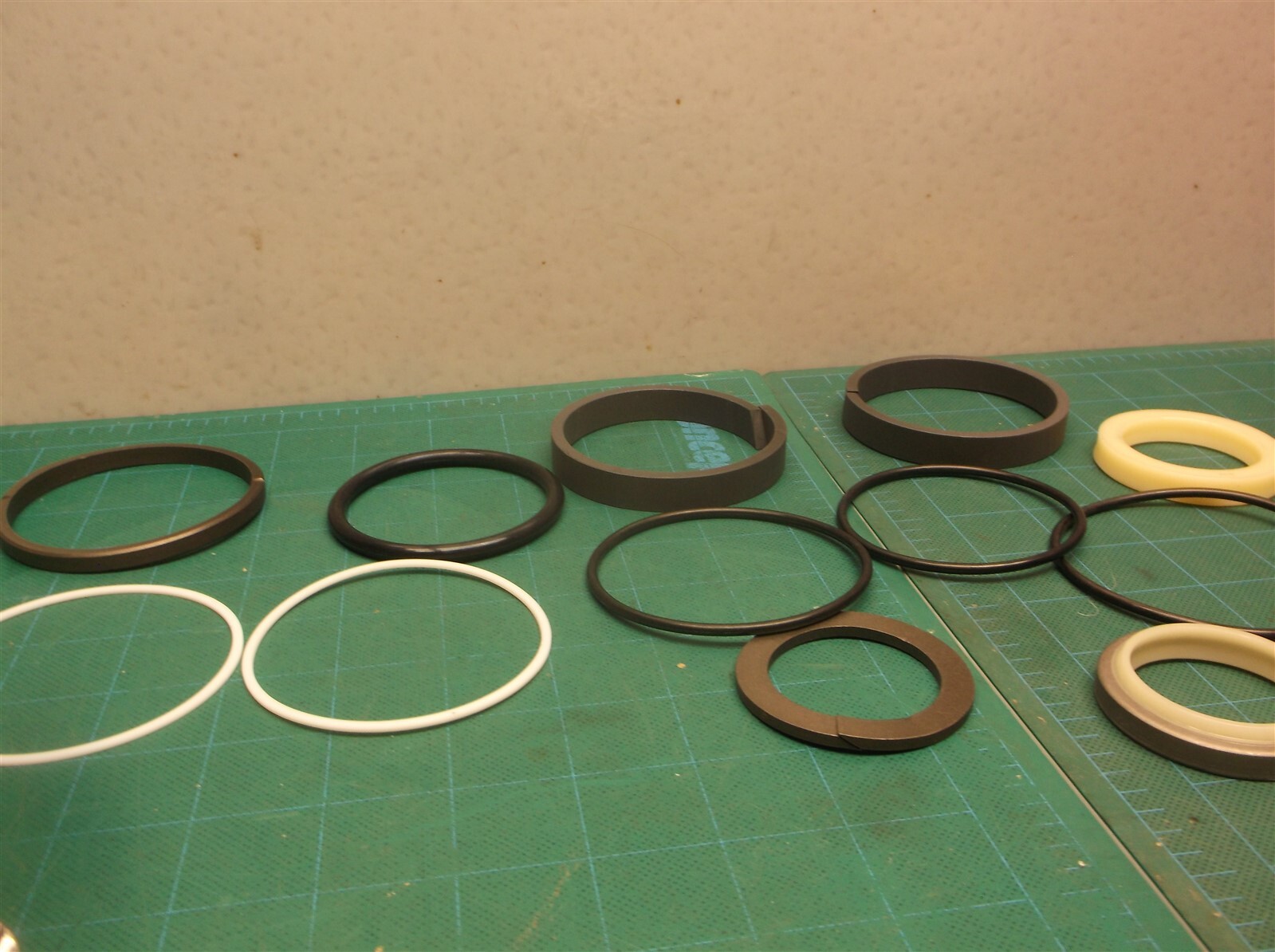 PM01V00044R300 Swing Cylinder Seal Kit Fits Kobelco SK25SR-2 40.00 x 75.00mm