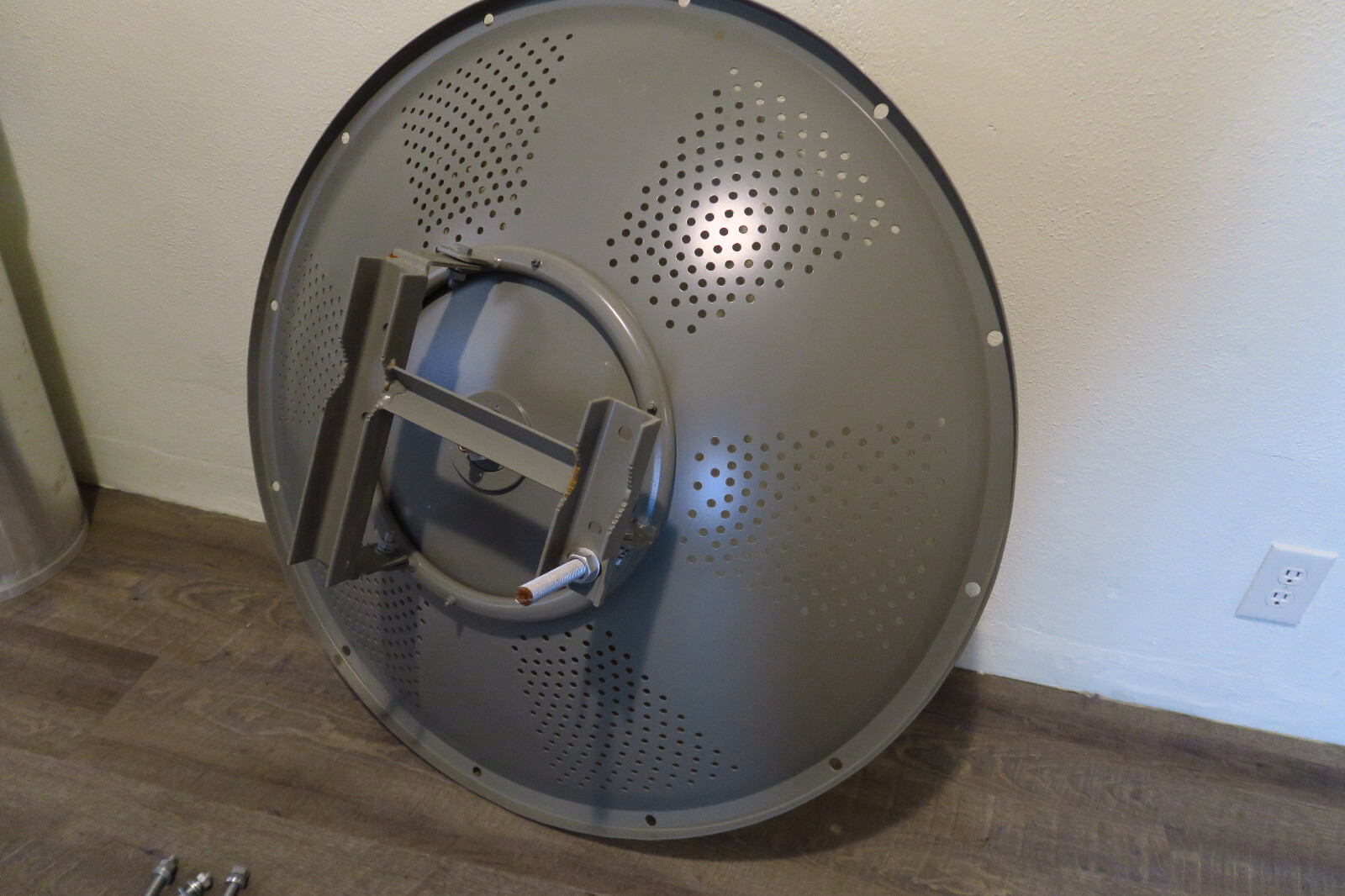 L COM HG5833D 5.8 GHz 33 dBi Solid Parabolic Dish Antenna