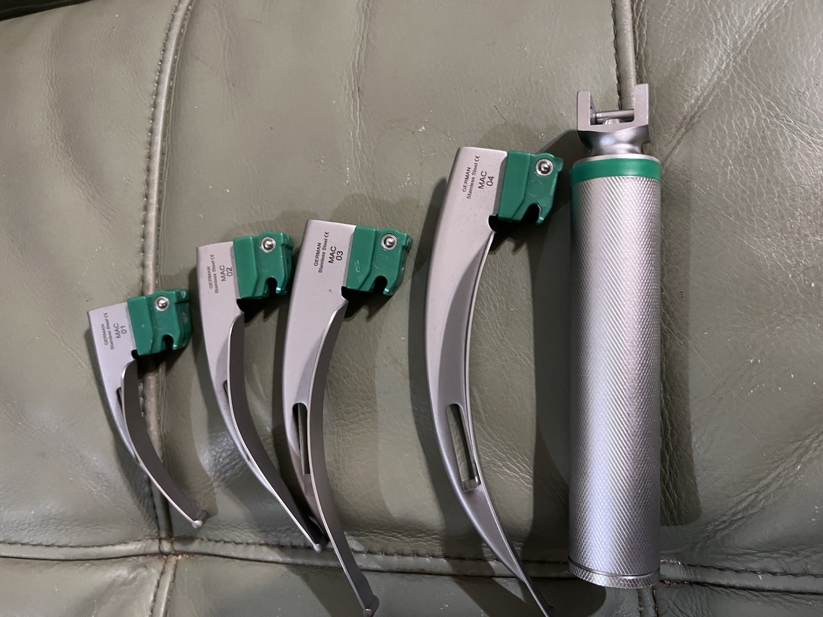 CynaMed Fiber Optic Macintosh Laryngoscope Set Mac #1-4 LED Handle