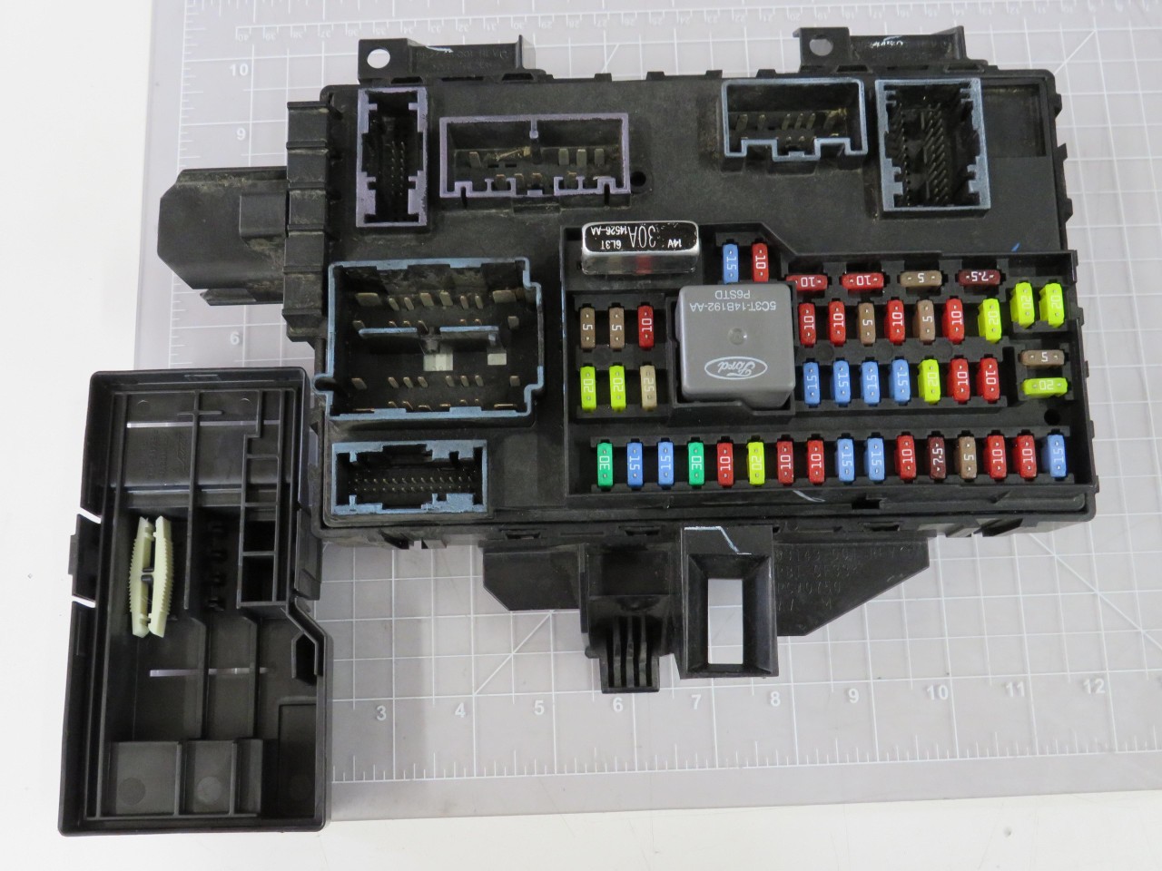 FOMOCO 9L3T 15604 EA 9130EPN0FB INTERIOR CABIN FUSEBOX W CONNECTOR DAMAGE T15961