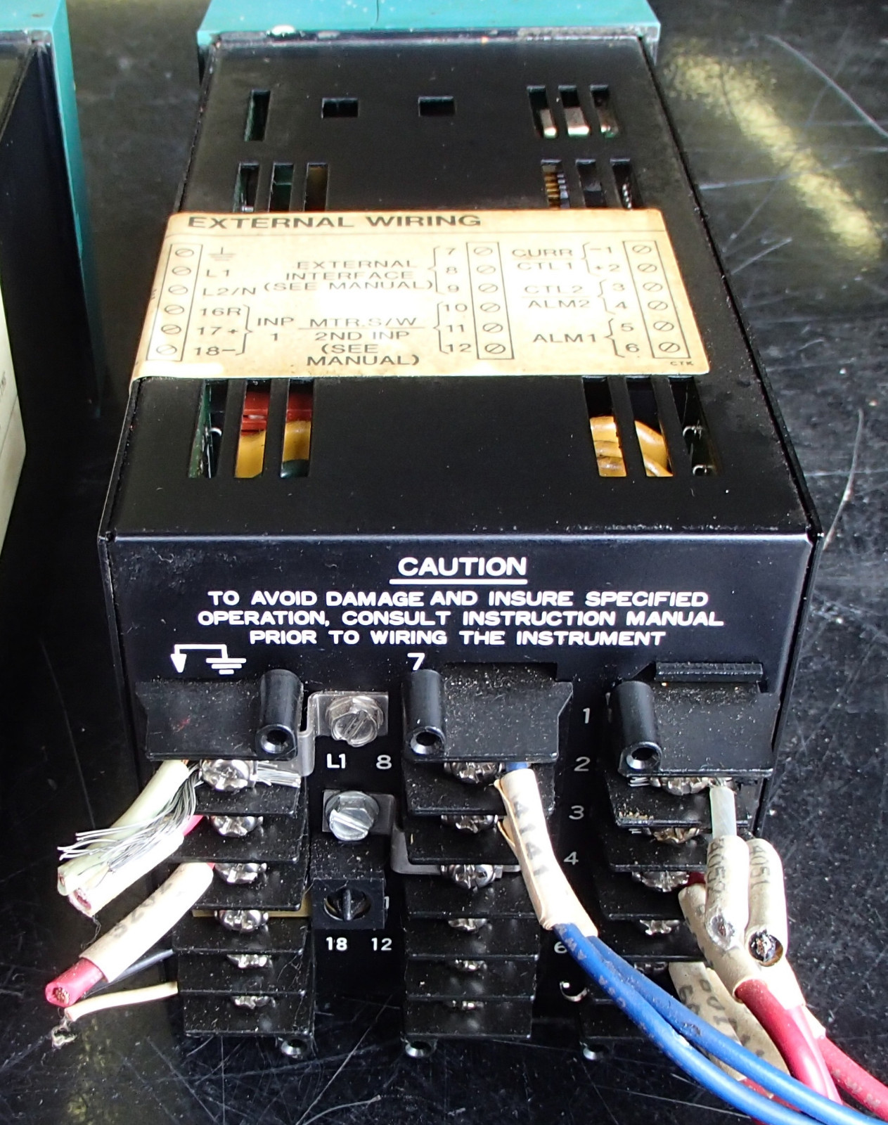 Honeywell Temperature Controller DC-3002-0-20A-1-00-0111 Used T/O