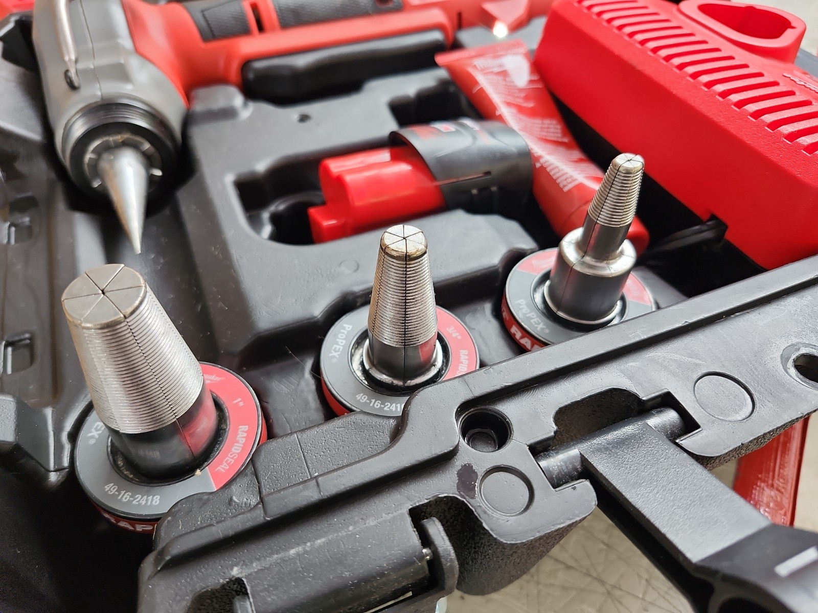 Milwaukee 2532-22 M12 FUEL ProPEX Expander Tool Kit 1/2″ to 1″ RAPID SEAL