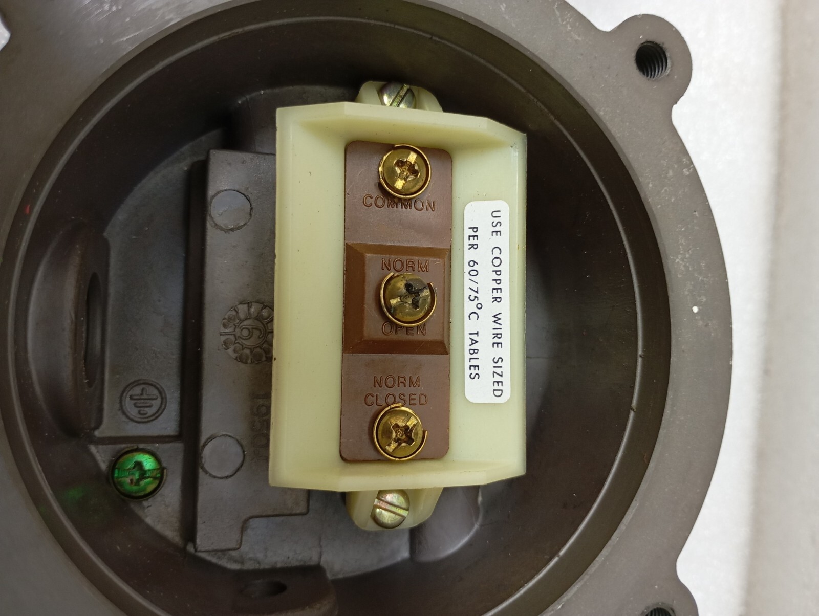 Dwyer CAT NO. 1950-10-2F Pressure Switch Industrial Equipment(lot of 2pc)