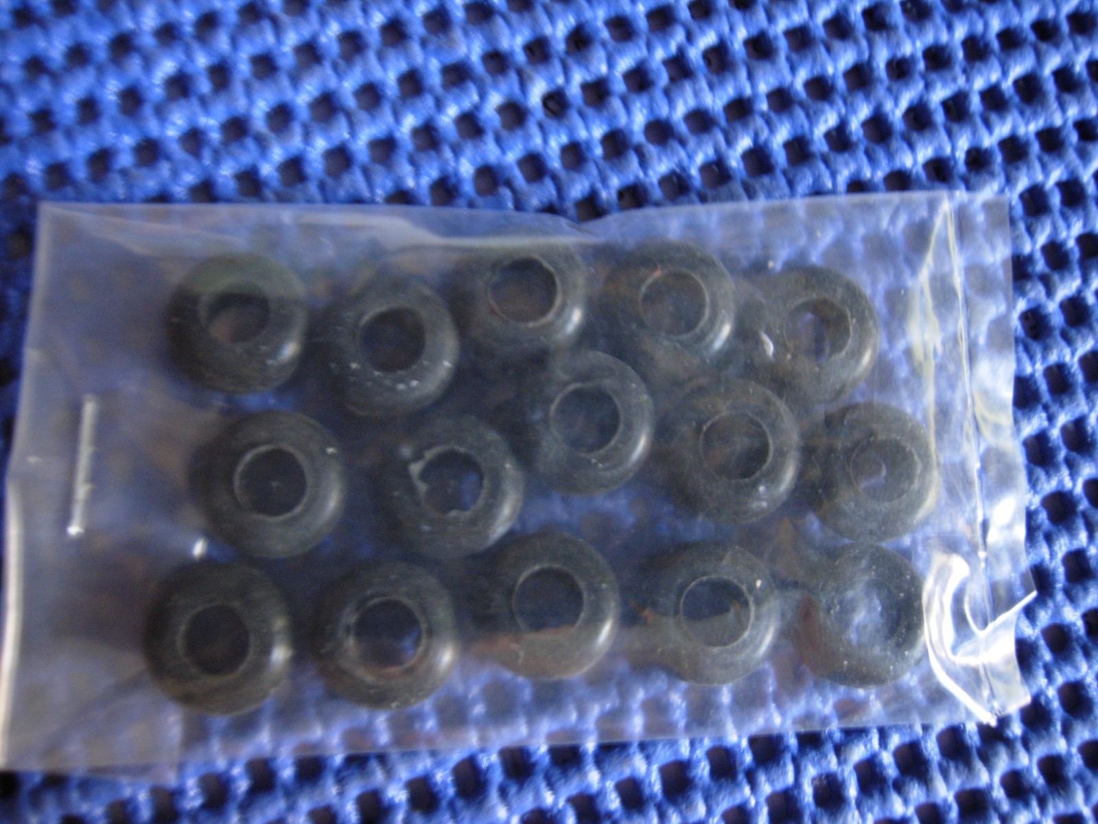 15 PACK–Rubber Grommets 1/4″ ID x 1/2″ OD, 1/16″ Groove, Fits 3/8″ panel hole