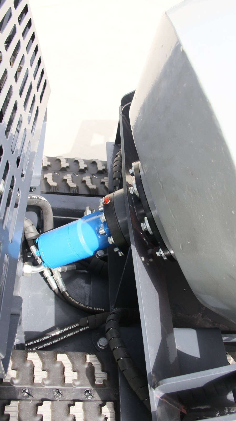 Driven Crawler Type Drum Concrete Mixer Dumper Self Loading Concrete 13.5HP