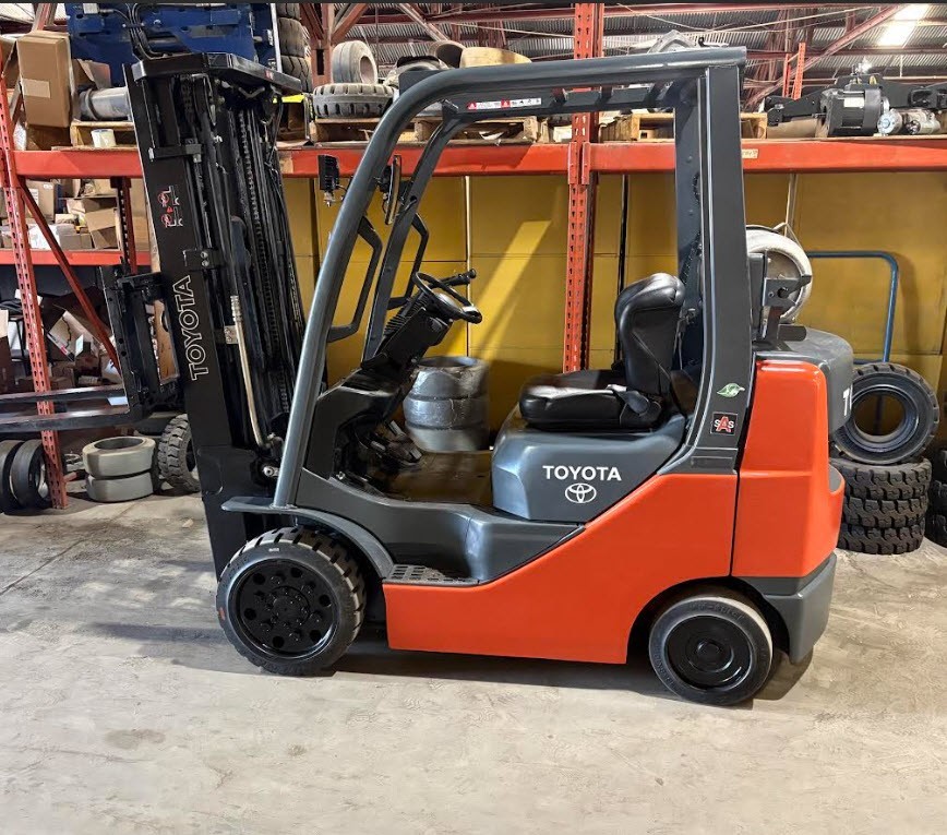 TOYOTA 8FGCU25 FORKLIFT 2017 5000LB CAP LPG 189″ LIFT SIDE SHIFT NEW PAINT