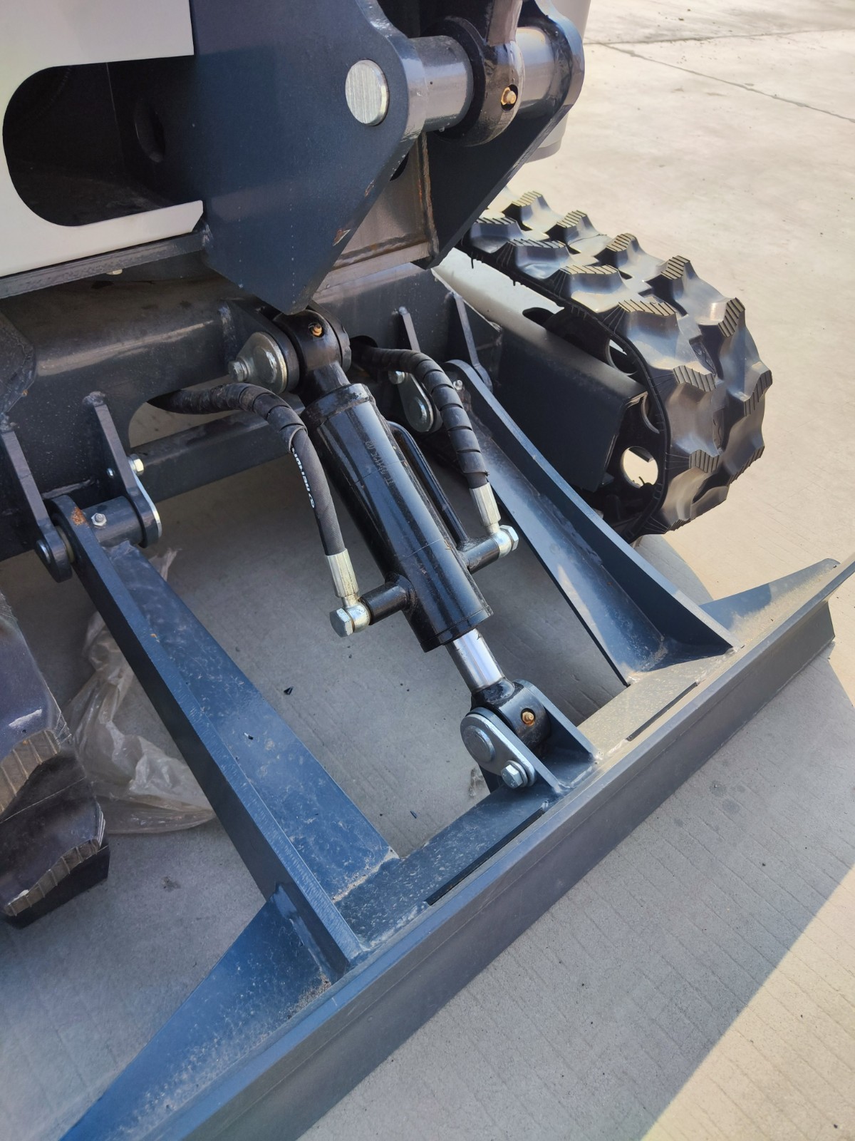 AGT Mini Excavator 900KG Tracked Crawler Digger 13.5HP Briggs & Stratton Engine