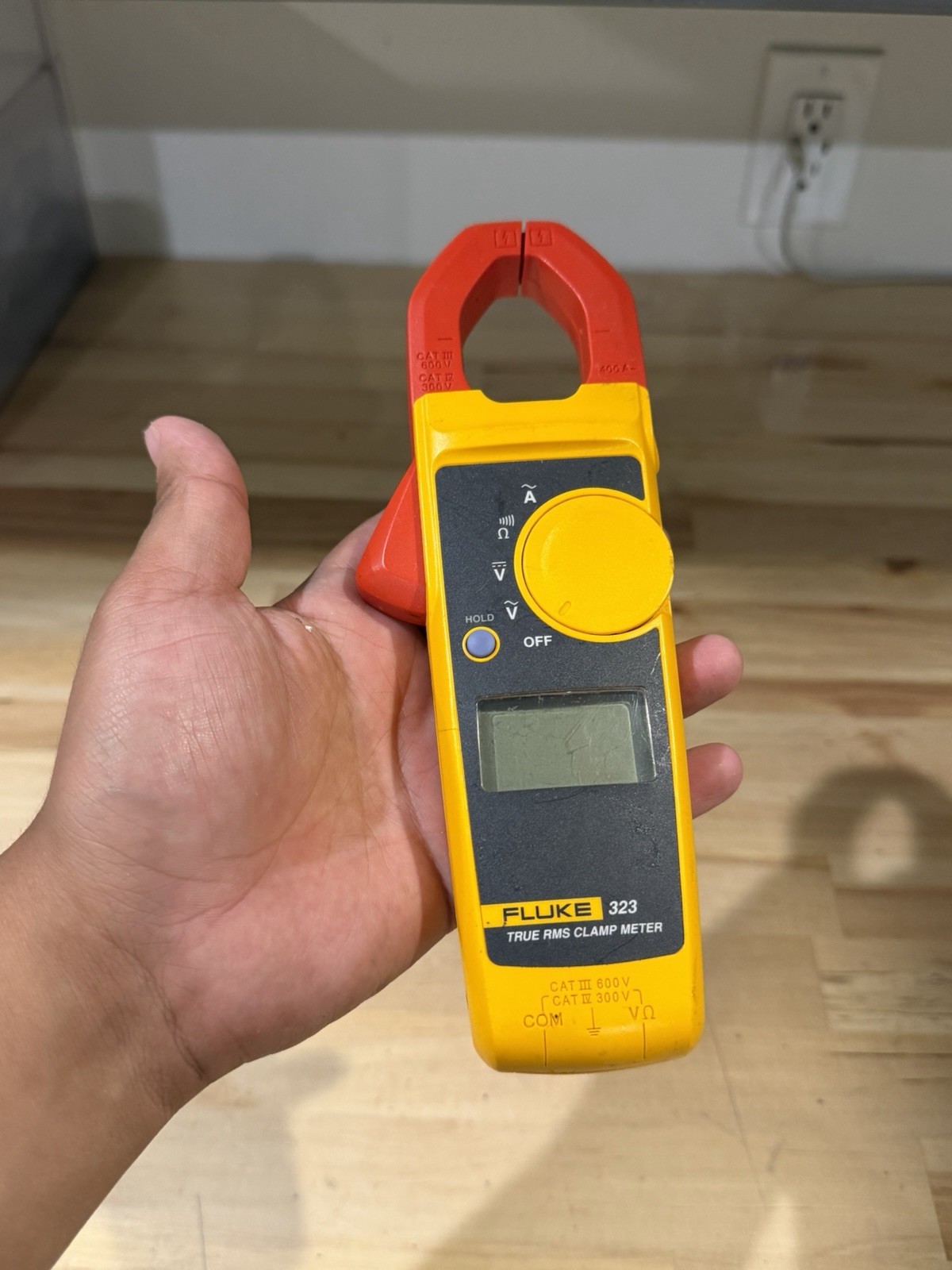 FLUKE 323 TRUE RMS CLAMP METER (PARTS ONLY) FOR PARTS – SHIPS FAST