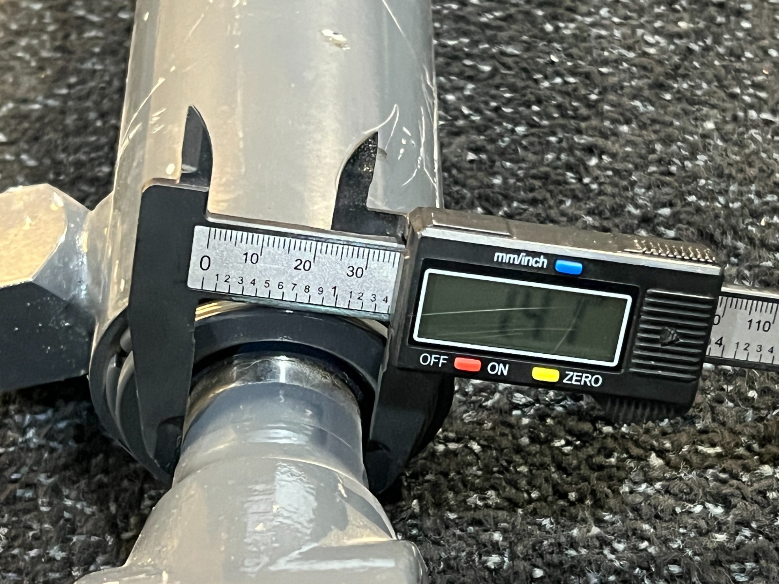 Hydraulic Welded Cylinder 2.89″ OD x 24″ Retracted Length x 1.41″ Rod