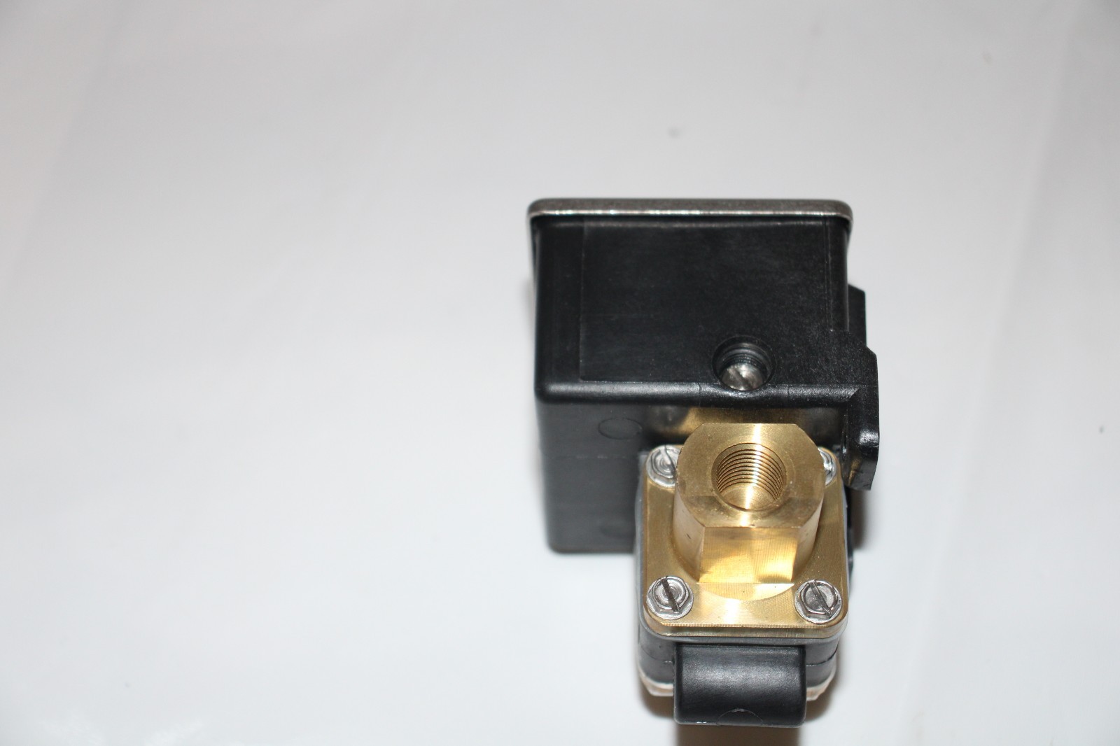 UE United Electric Controls Differential Pressure Switch 24-013 «BRAND NEW»