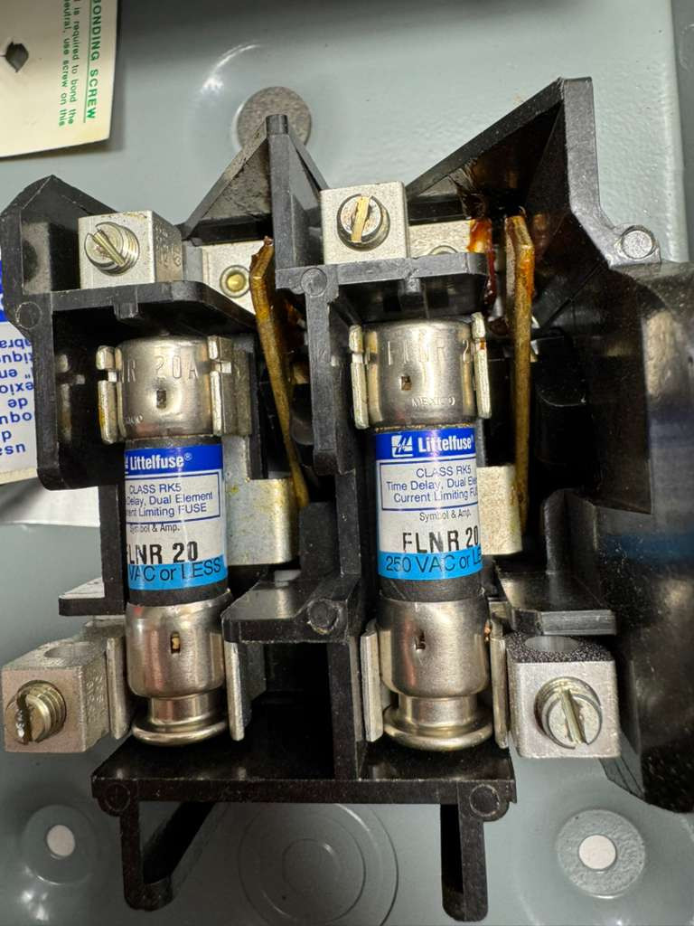 Square D D221NRB General Duty Safety Switch Series E3 30A, 240VAC, FLNR20, Fuses