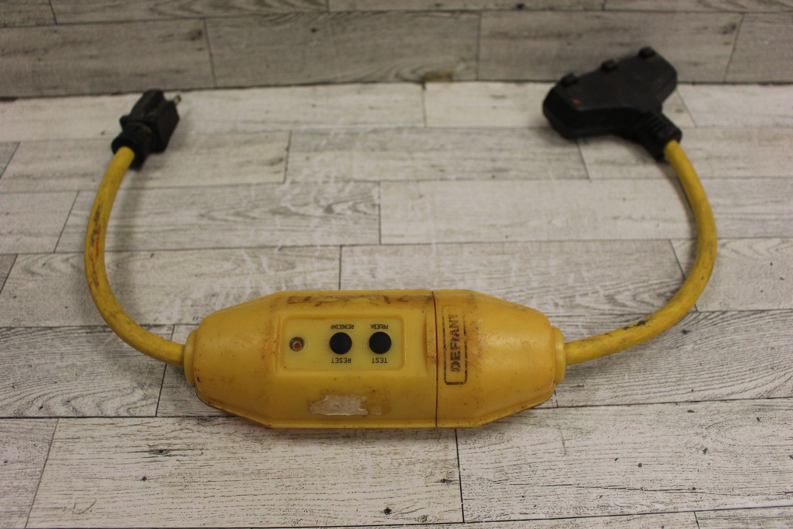 Defiant 2′ Inline GFCI Indoor Outdoor Cord -15 Amp 125 Volt 1875 Watt – Used
