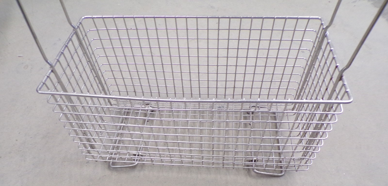 UNKNOWN BRAND DEEP FRYER BASKET, 22» X 10 5/8» X 11»