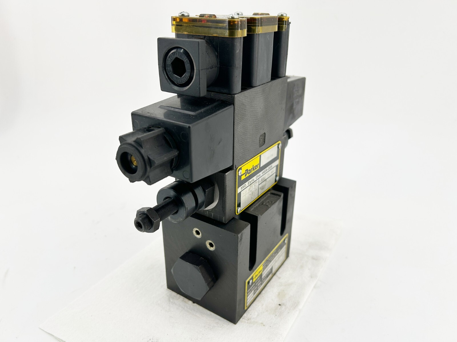 New Parker D31VW020D4NYC3G 82 Hydraulic Valve 5000PSI 0.58A 120V – No Box