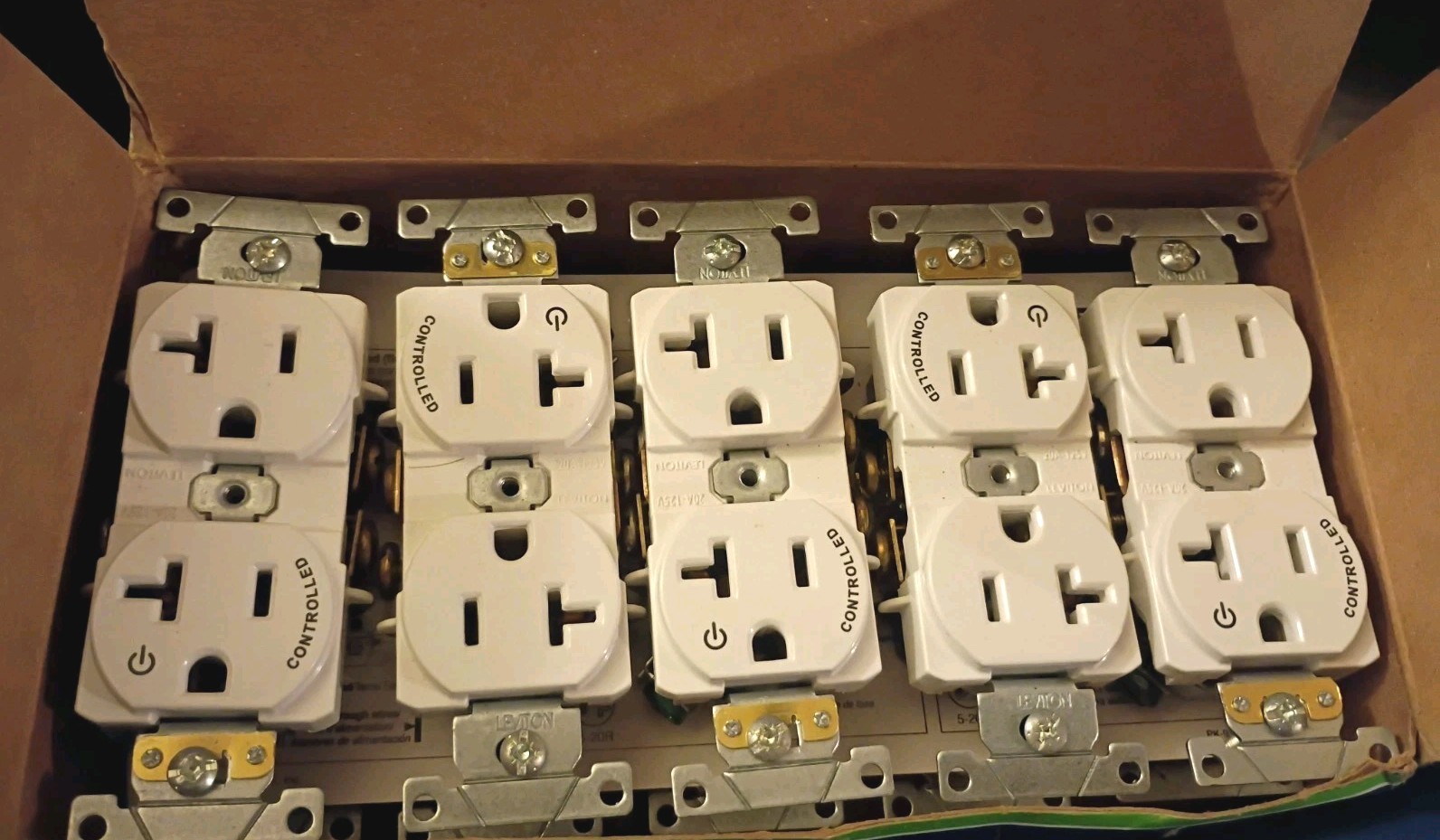 Box of 10 Leviton 5362-S1W 20A-125V Half Controlled Receptacle Industrial Grade