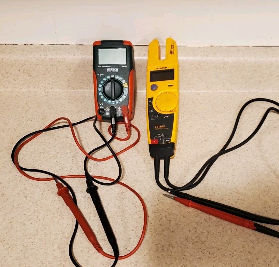 Fluke T5-600 Handheld Electrical Tester w/Leads + EXTECH MULTIMETER MN15A EUC