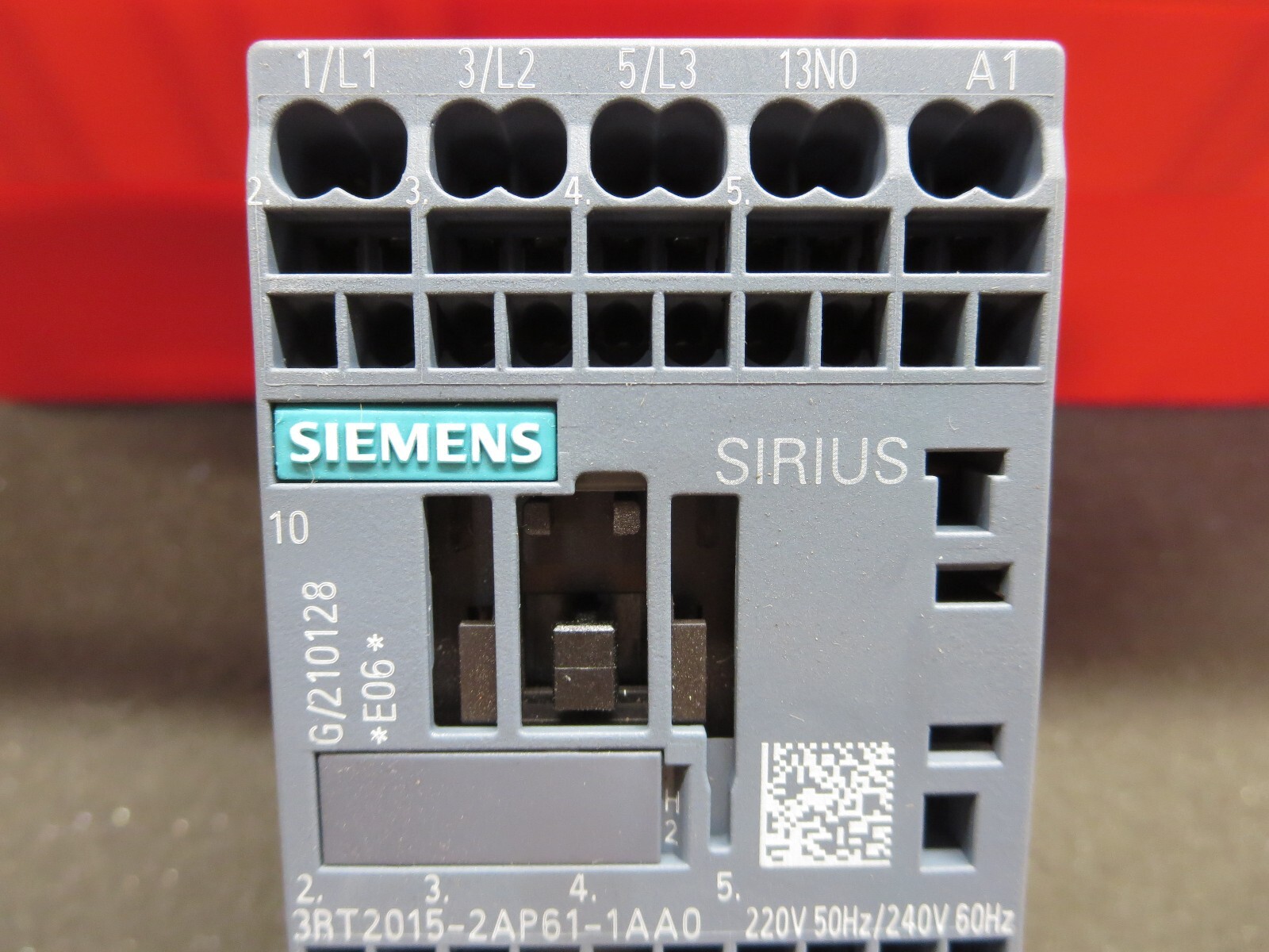 Siemens,3RT2015-2AP61-1AA0,Contactor,240V/60Hz,220V/50Hz,AC-3,7A, 400V, 1NO, 3kW