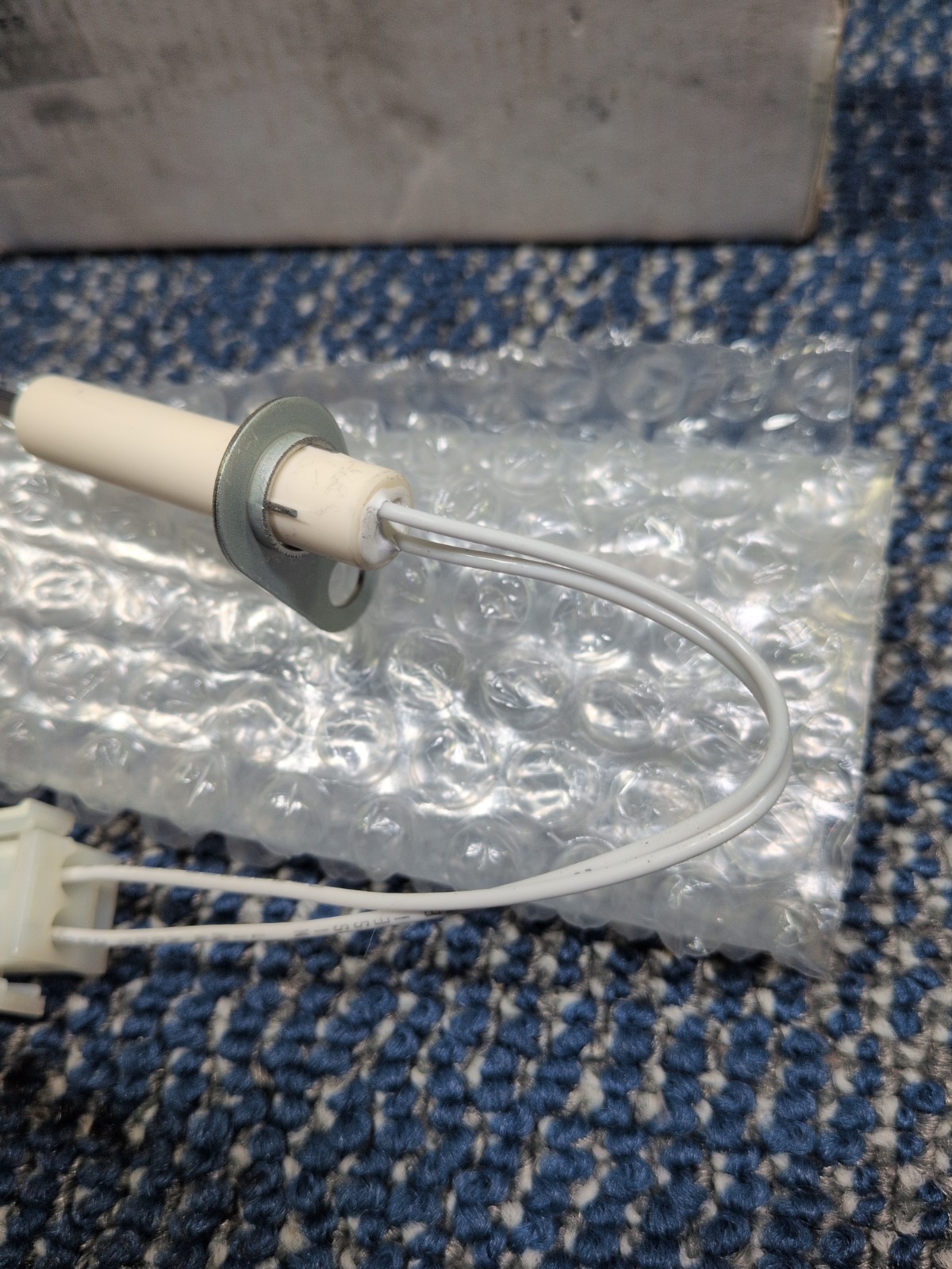 Goodman 0130F00008S Janitrol Hot Surface Ignitor New Old Stock