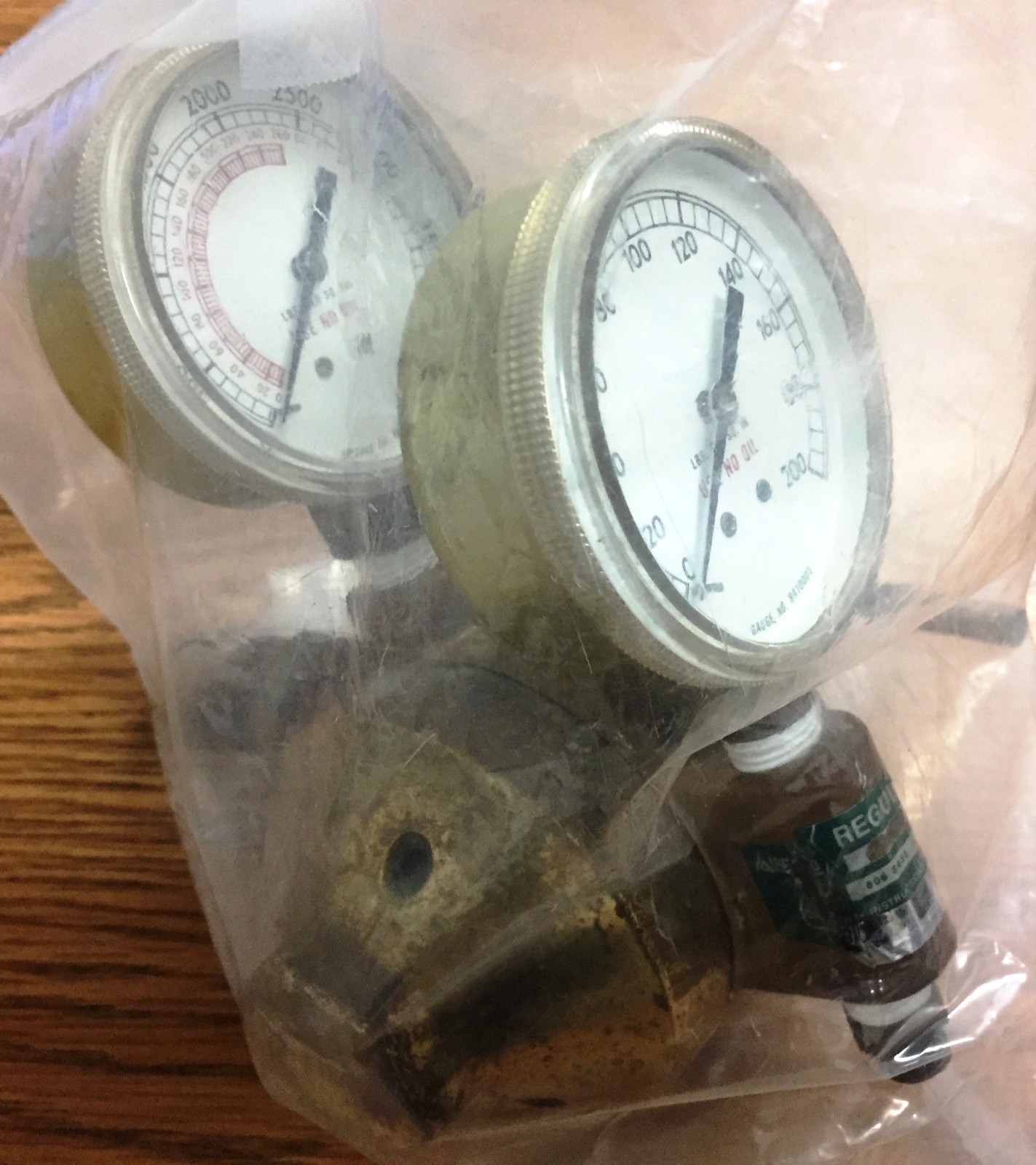 Airco 806-8456 Two Stage Oxygen & Gas Regulator with 2 Gauges of 200 & 4000 psi