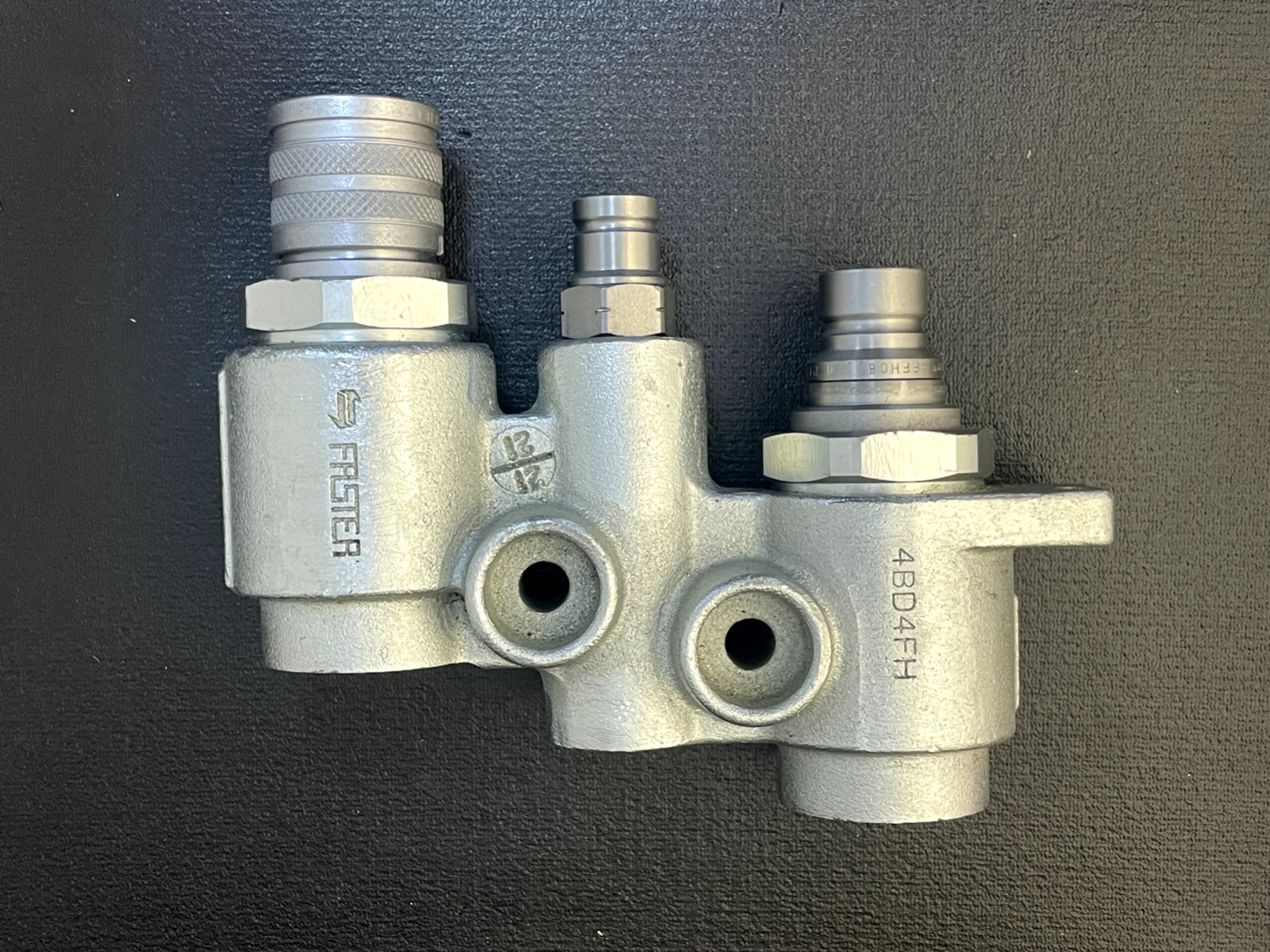 Hydraulic Coupler Assembly Block for most skid loaders 48MM no inlets