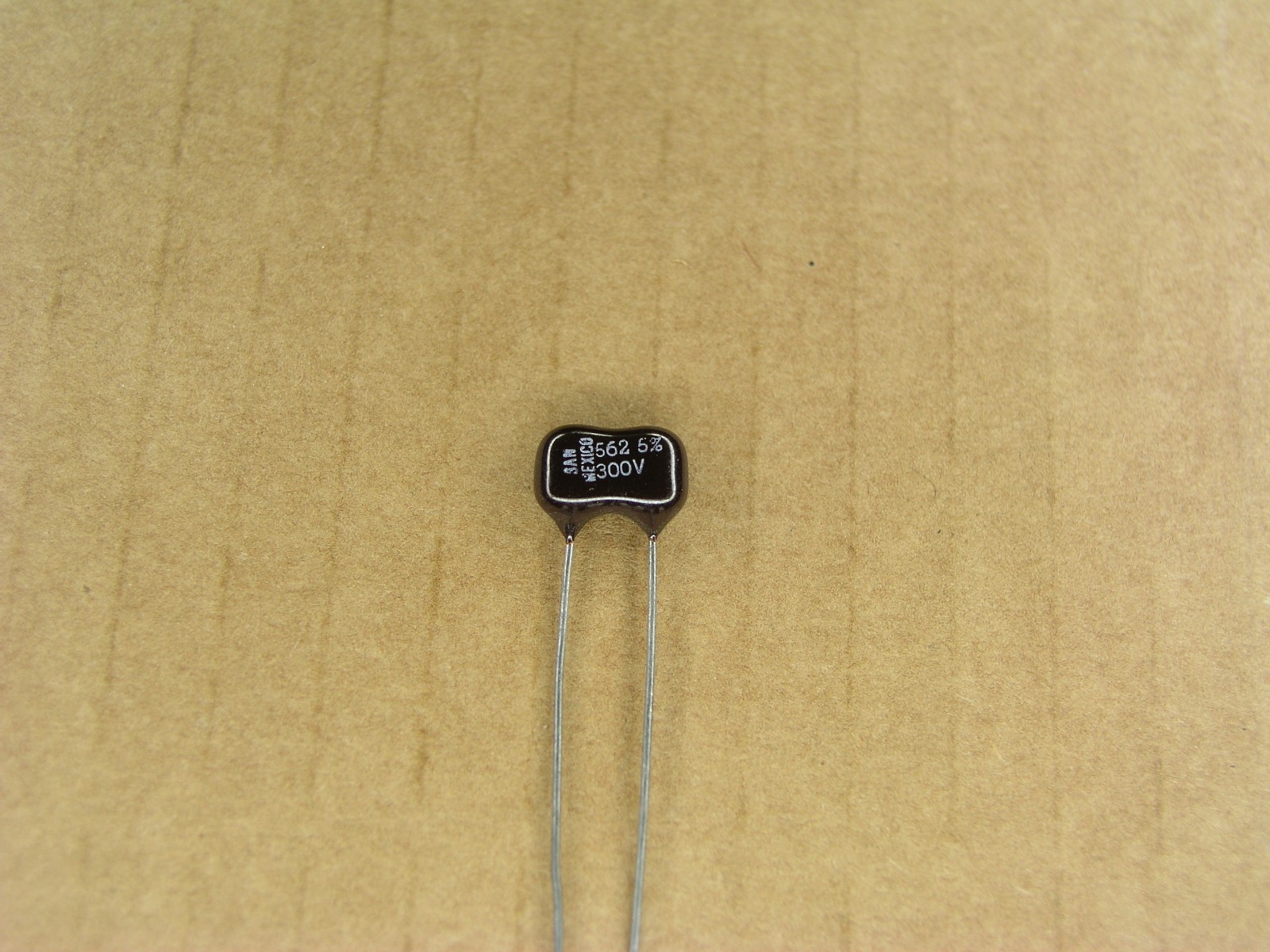 S01029-137 (4 Pc Lot) 562 pf 300 volt 300V +- 5 % silver mica capacitor
