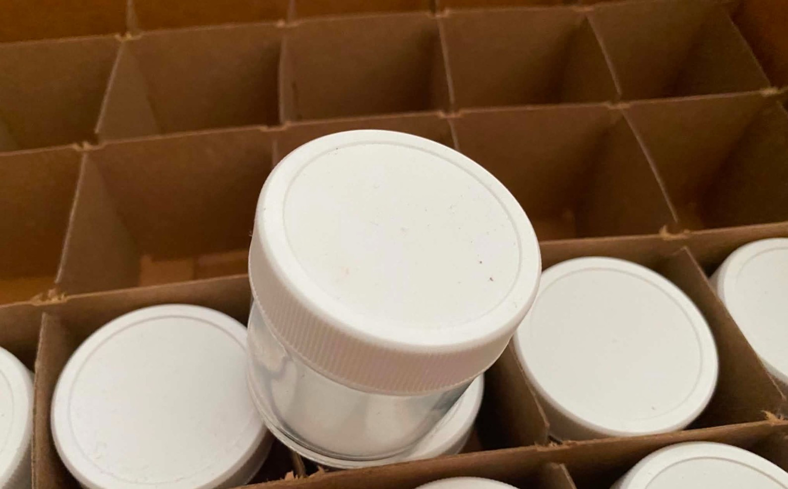 Uline S-17073P – W , 1 oz. Straight Sided Glass Jar , White Plastic Cap ( 13 CT)