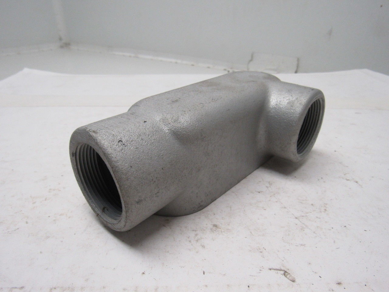 Gedney LR57 x 1-1/2″ NPT Cast Malleable Iron Threaded Conduit Body Lot Of 2