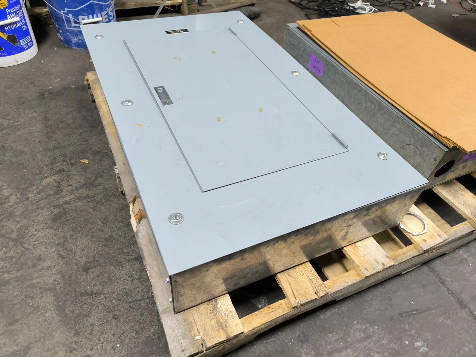GE General Electric NHB Lug Panelboard 100 Amp 120/208V 3 PH 4W 32 Space Key