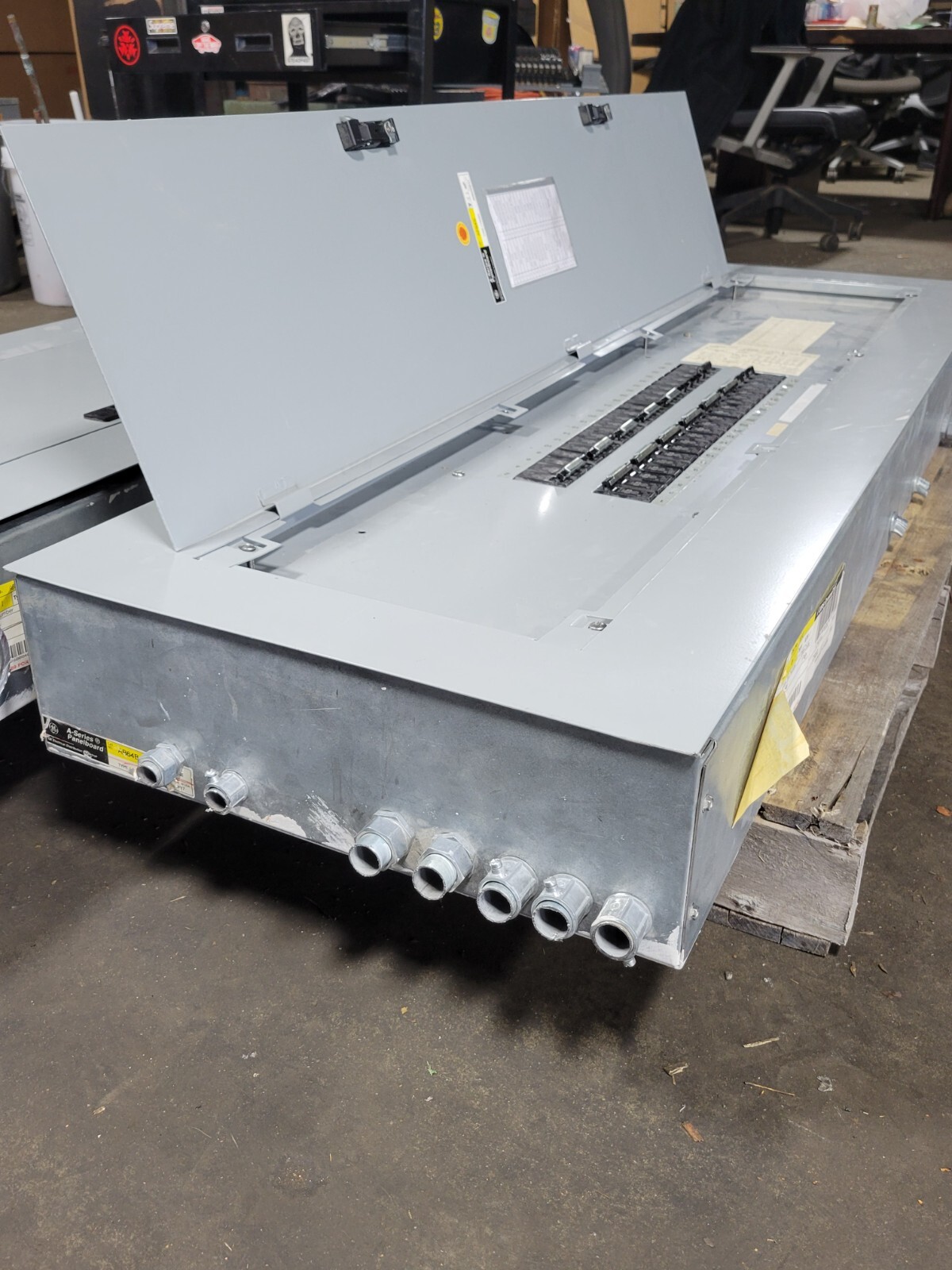 General Electric A-Series Lighting Panelboard 400A 120/208V 3P 3PH 4W 42 Circuit
