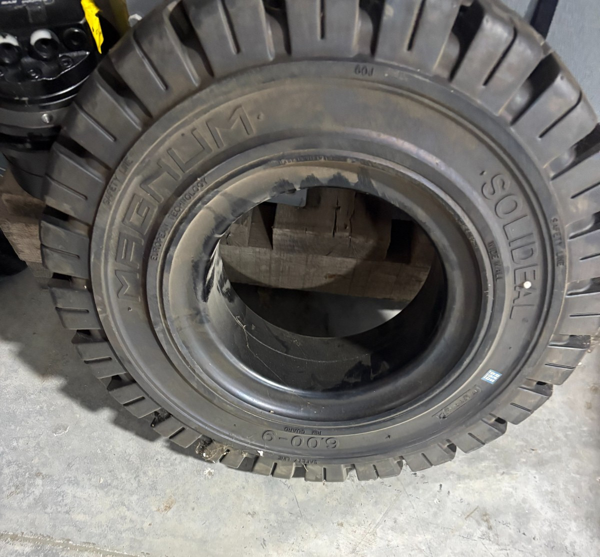 6.00-9 Solideal RES 550 Magnum Quick Solid ForkLift Tire 3197 Max Load