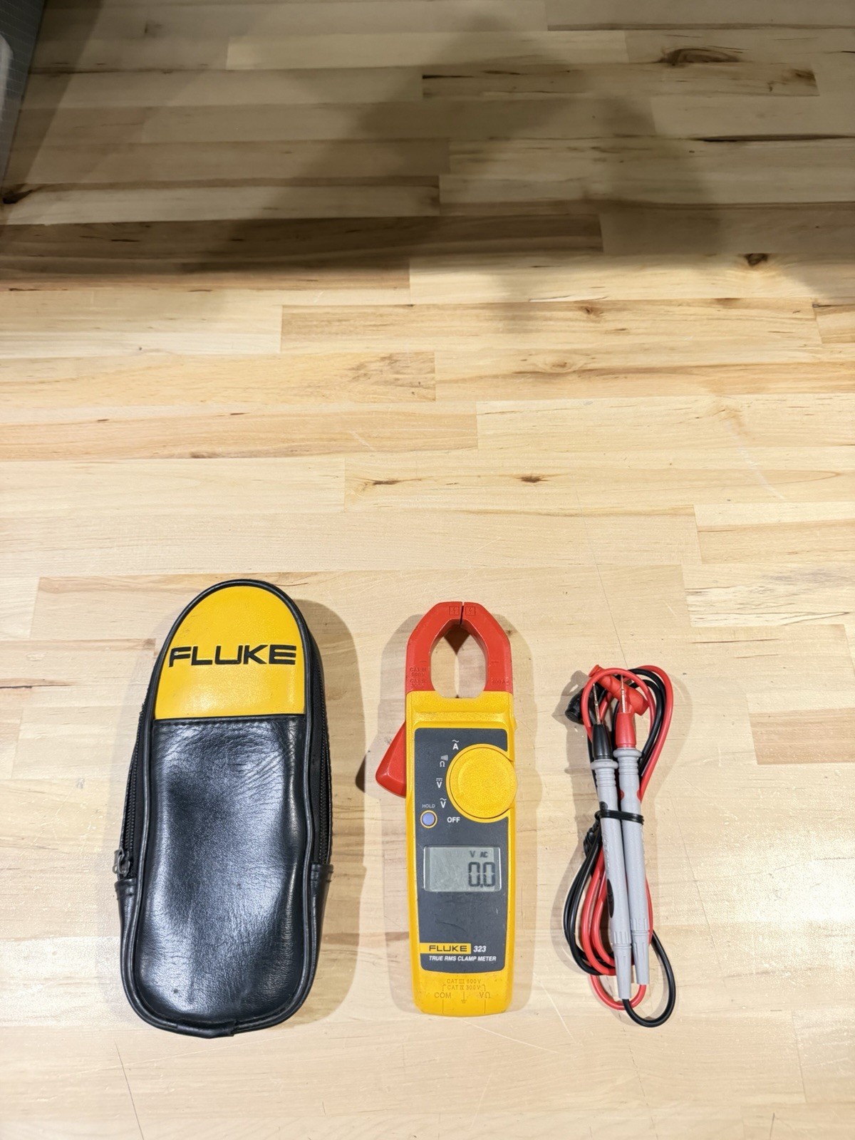 Fluke 323 TRUE-RMS DIGITAL CLAMP METER W/ BAG & LEADS (SHIPS FAST)
