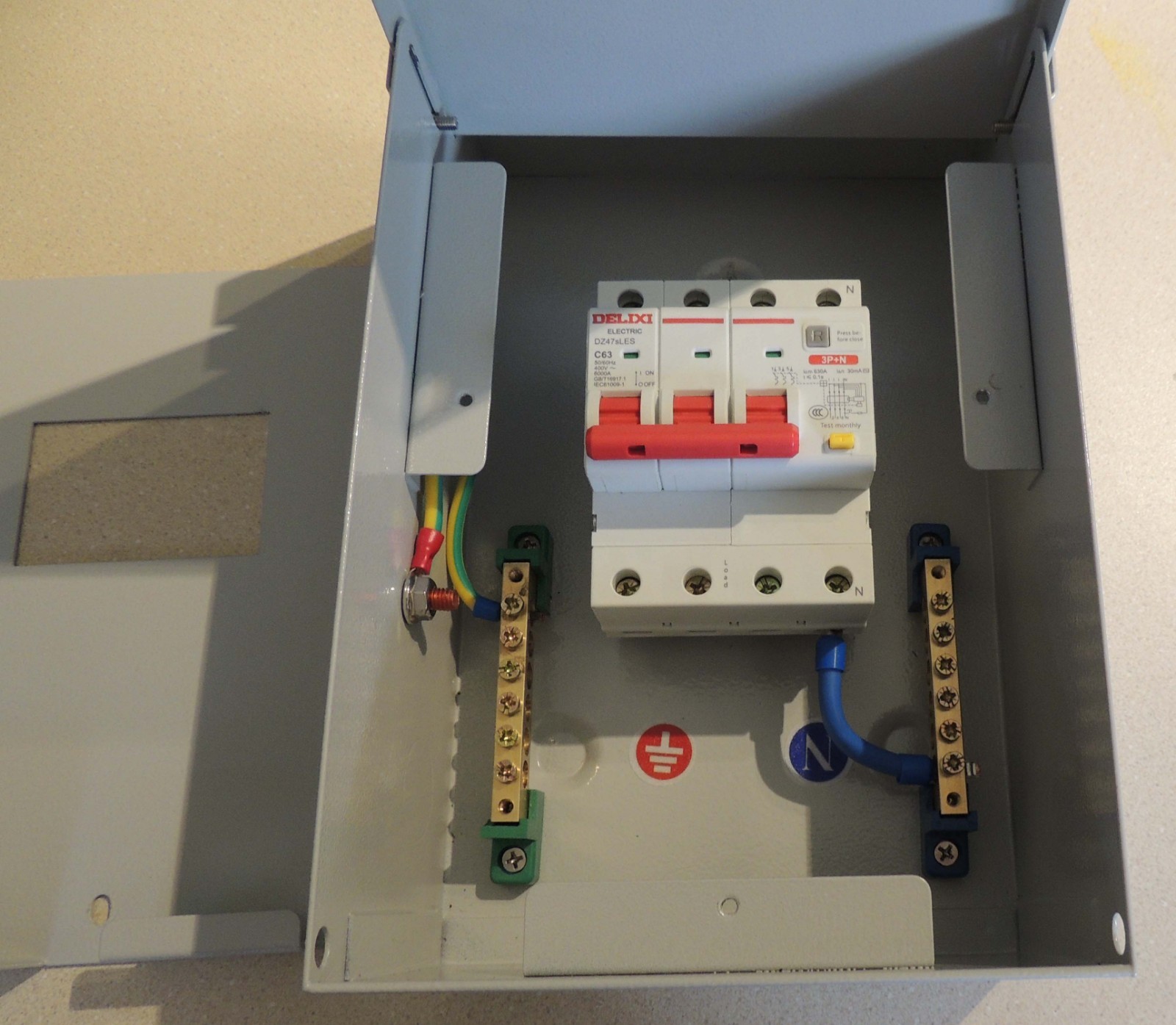 Delixi Navigator DZ47sLES 3 phase/Neutral Residual current circuit breaker, NEW