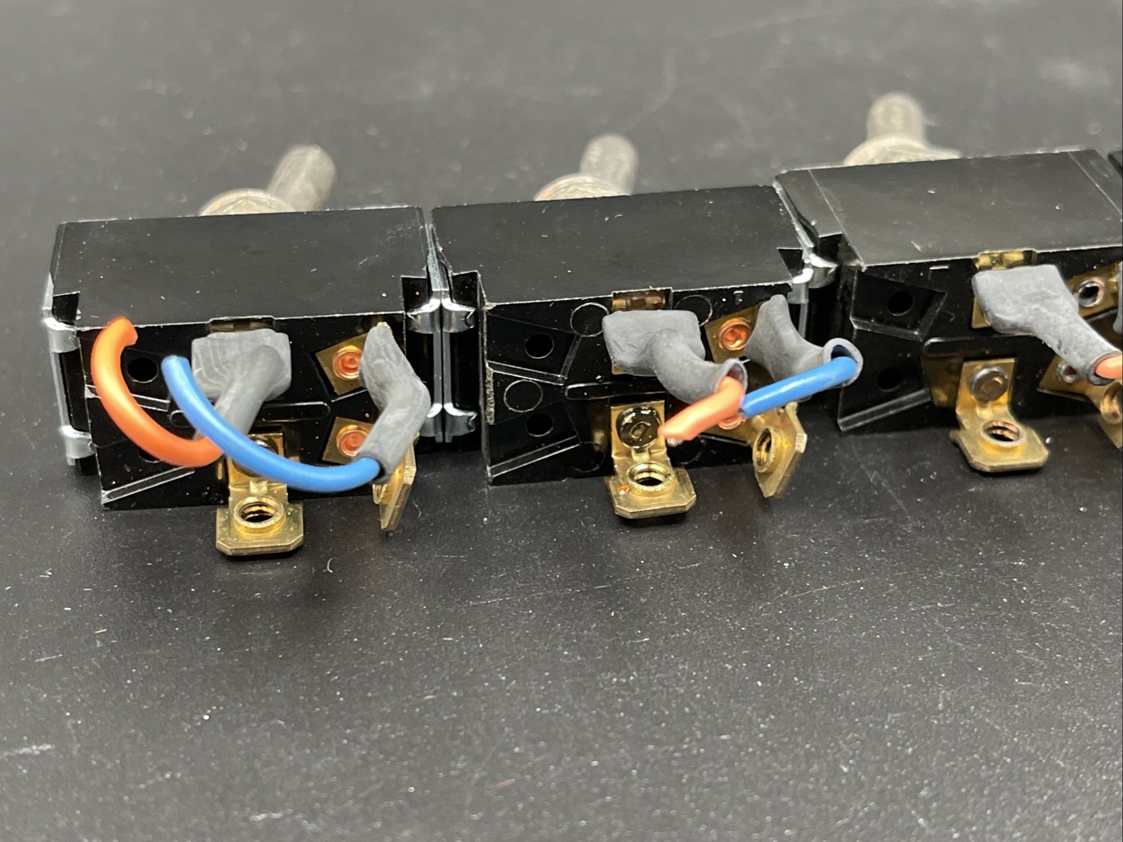 Carling Toggle Switch 10A, 250V AC 15A 125V AC 3/4 HP 125-250V AC Lot 4
